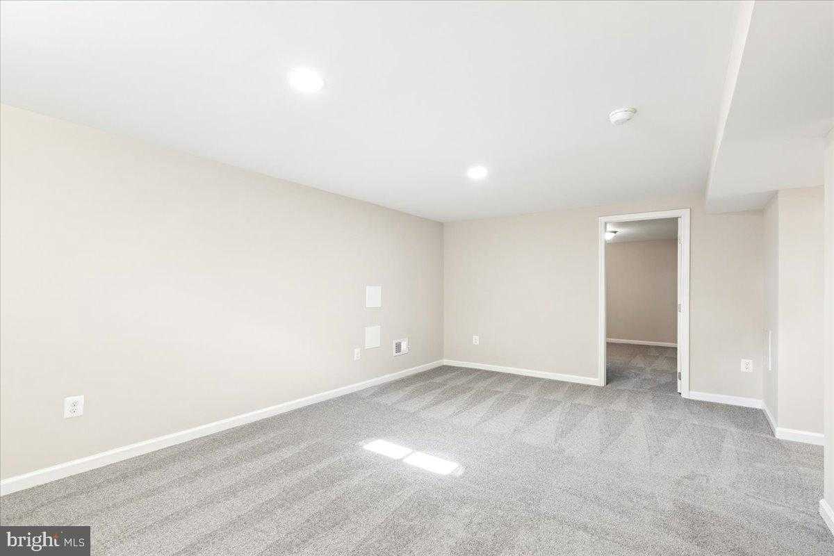 216 Cheddington Rd photo 38