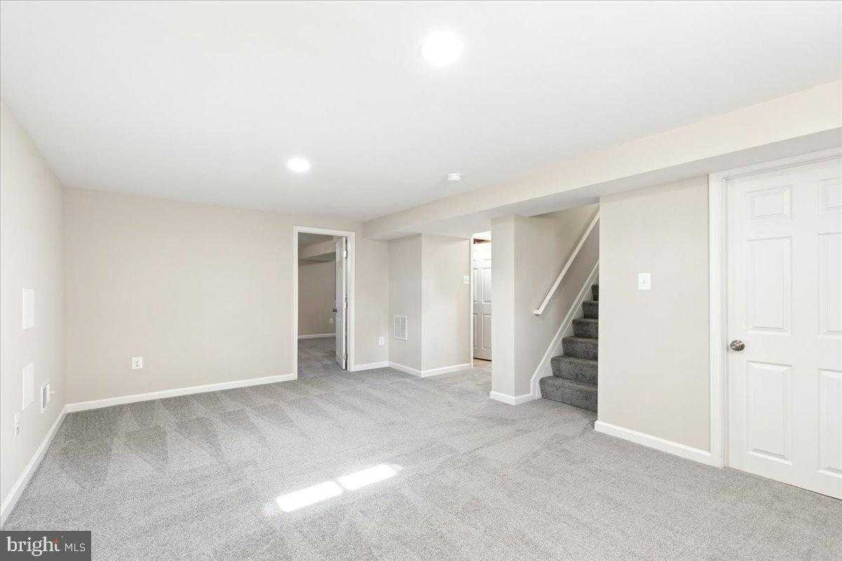 216 Cheddington Rd photo 39