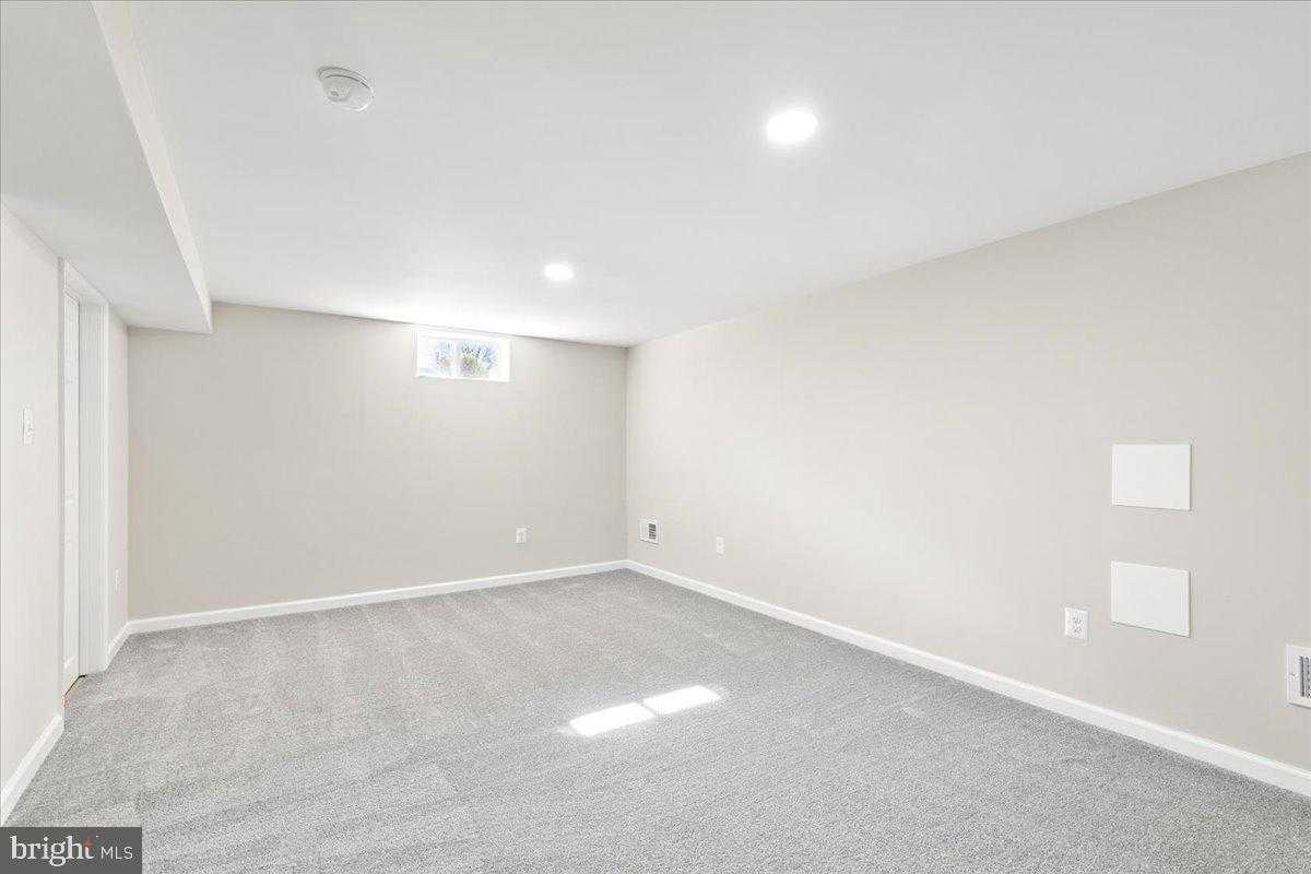 216 Cheddington Rd photo 41