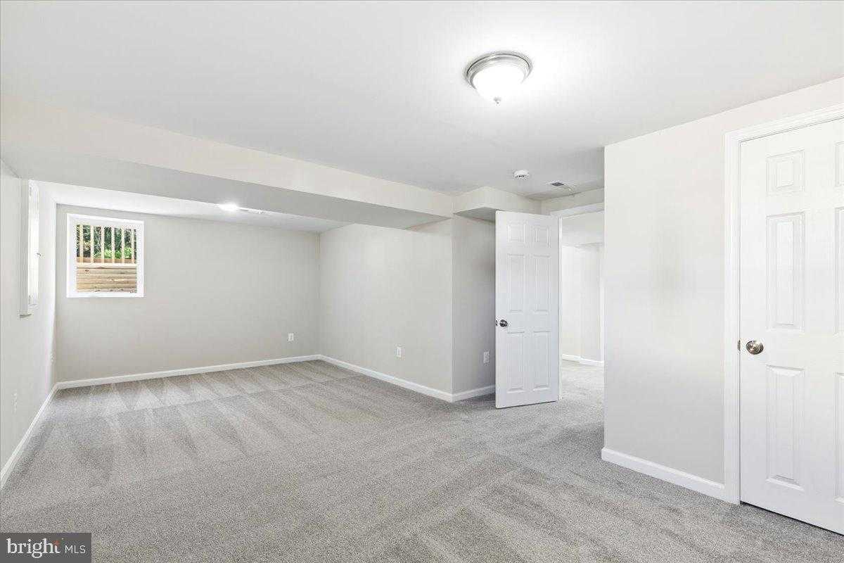 216 Cheddington Rd photo 43