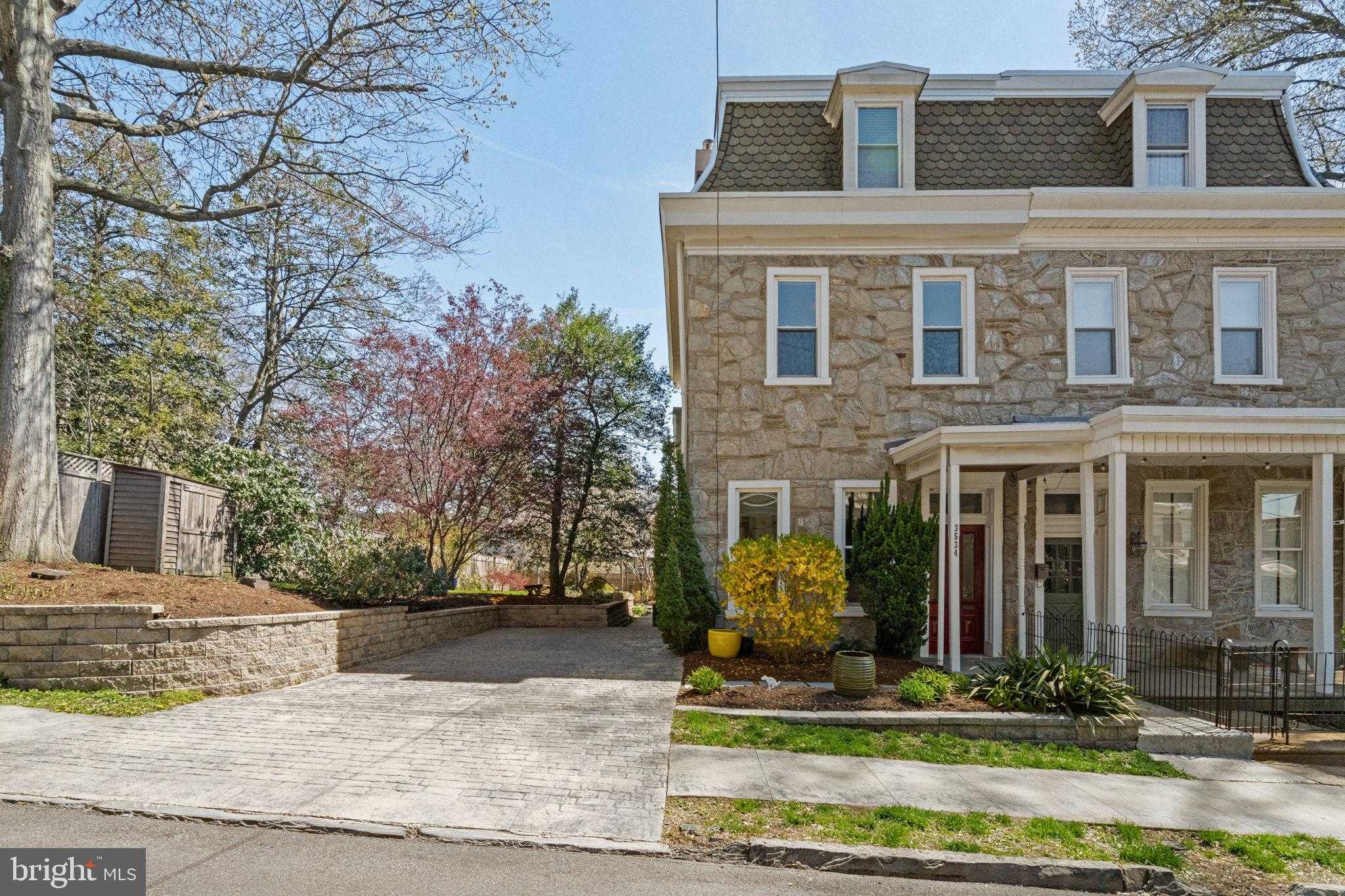 3534 Ainslie St photo 6