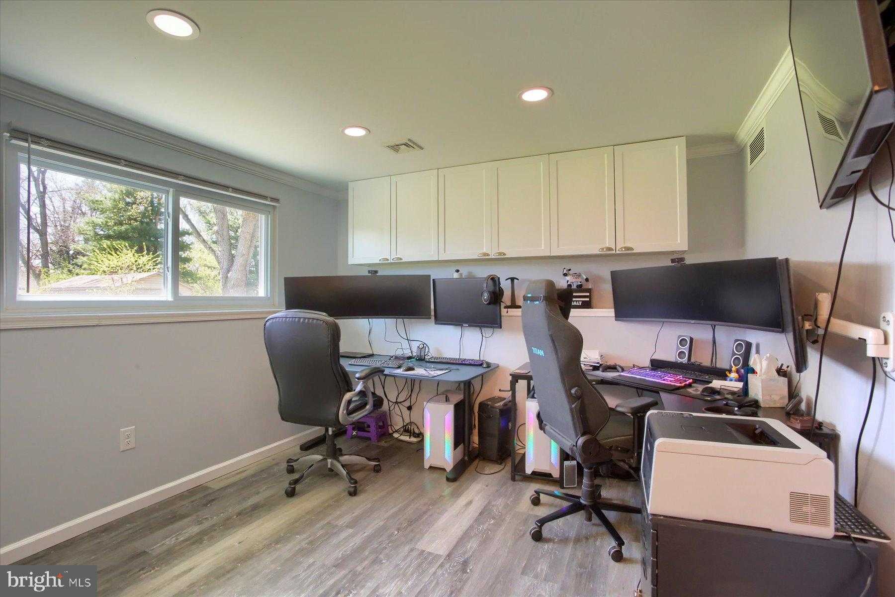 915 Derbyshire Ave photo 28