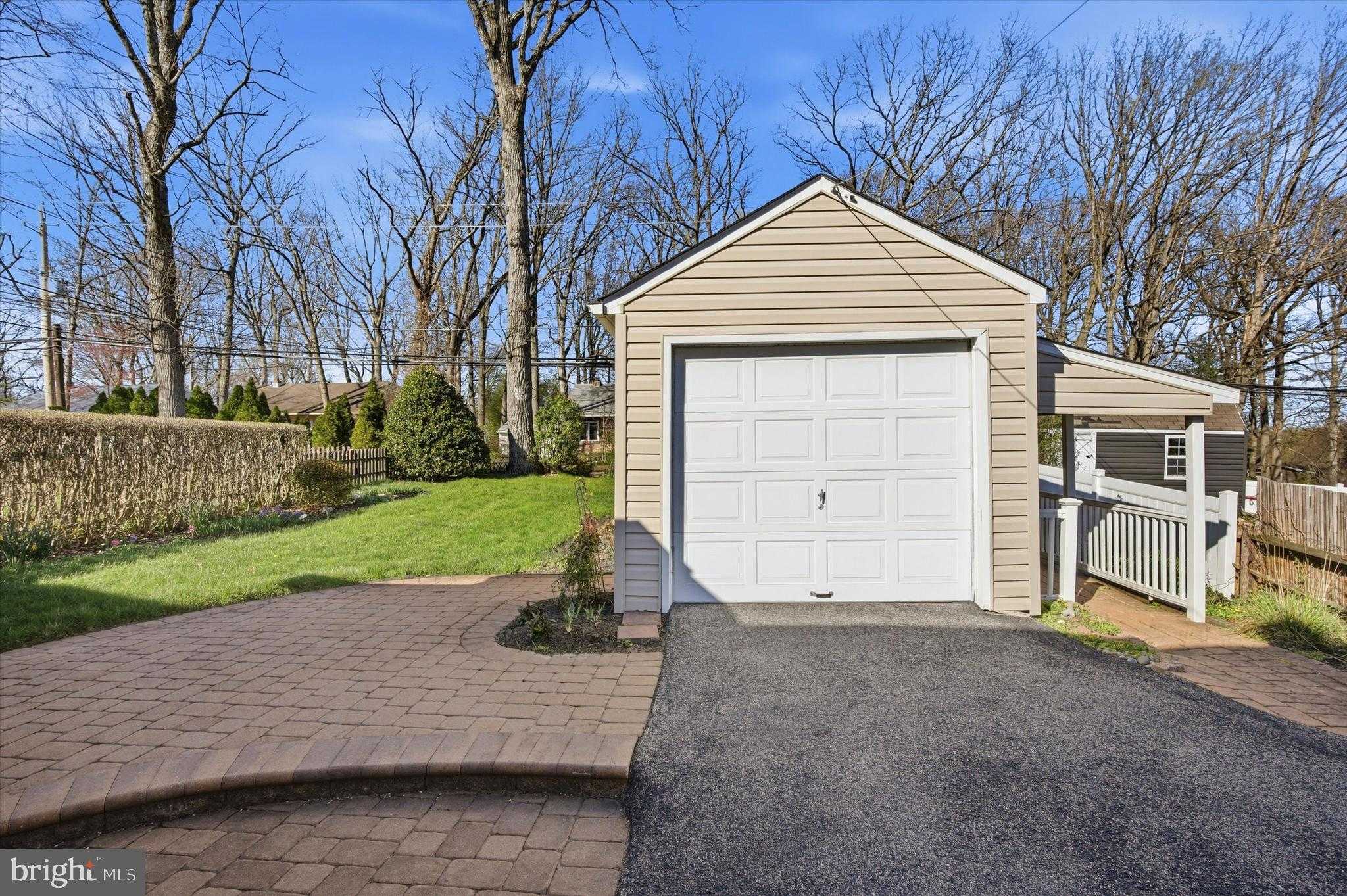 552 School House Ln photo 24