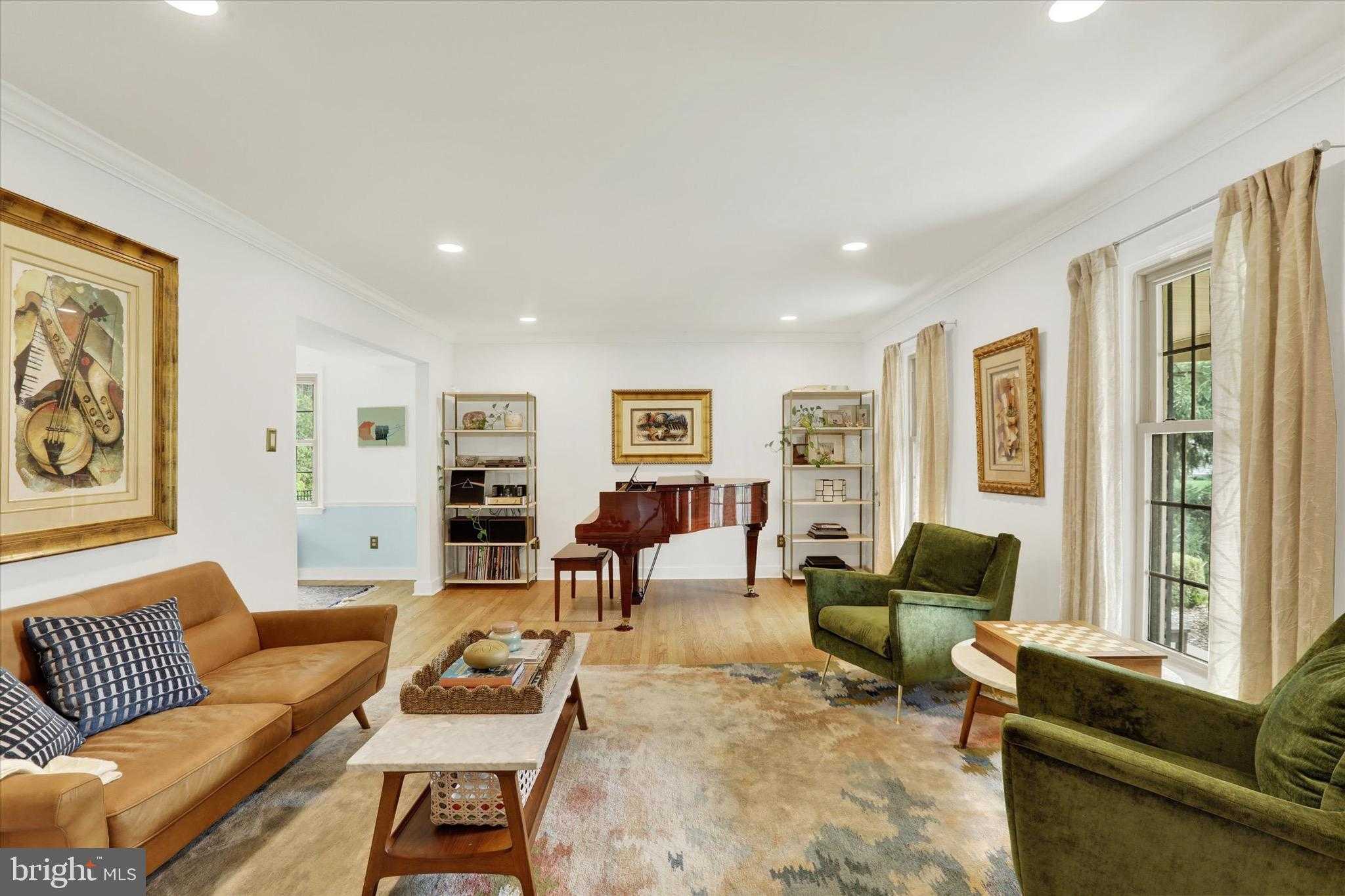 300 Robin Hood Dr photo 5