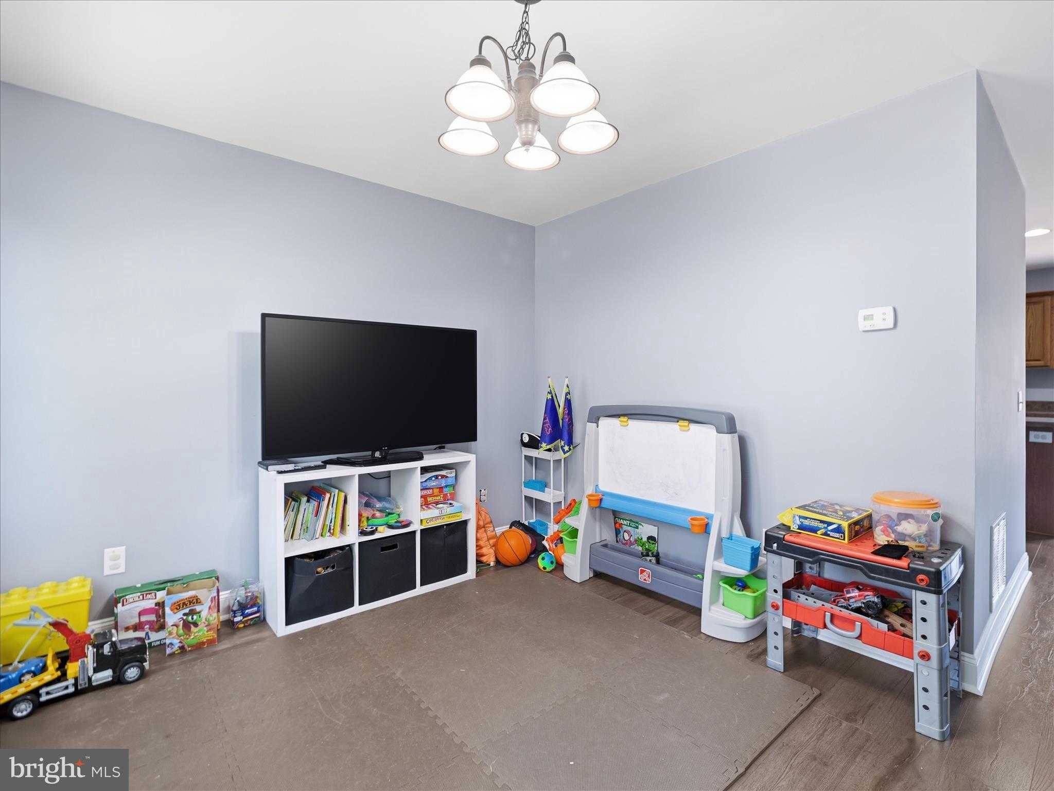 205 Crown CT photo 17