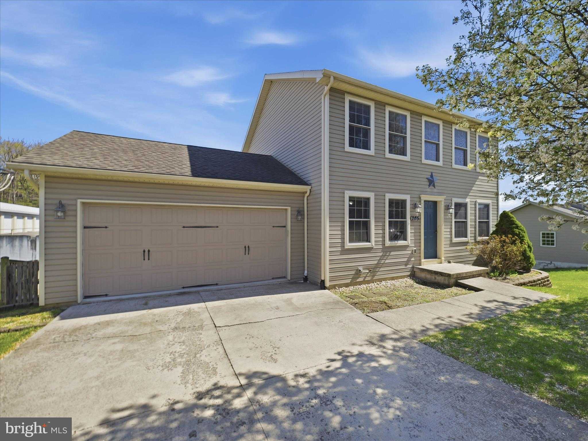 205 Crown CT photo 2