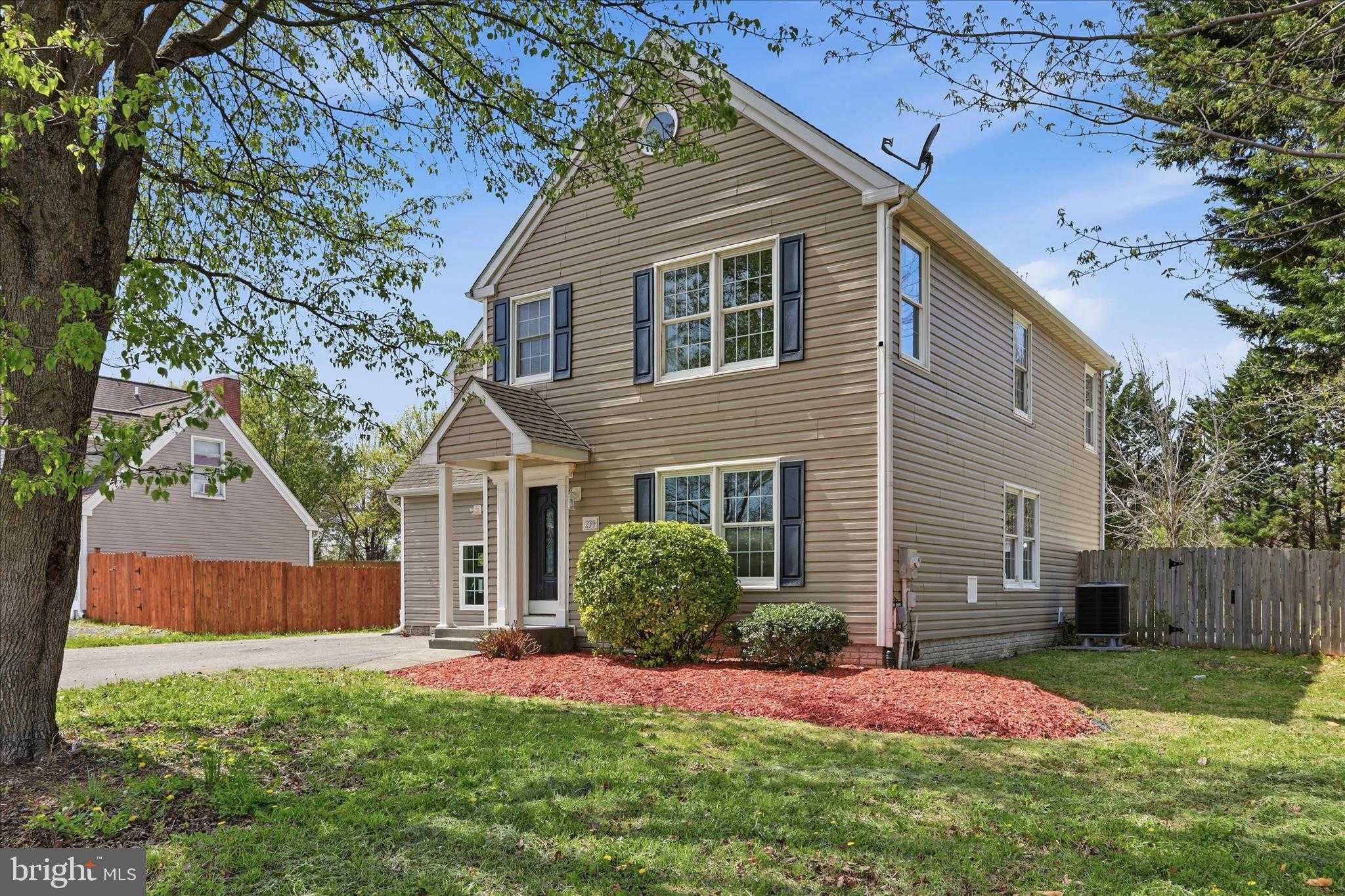 239 Nightingale Ave photo 2