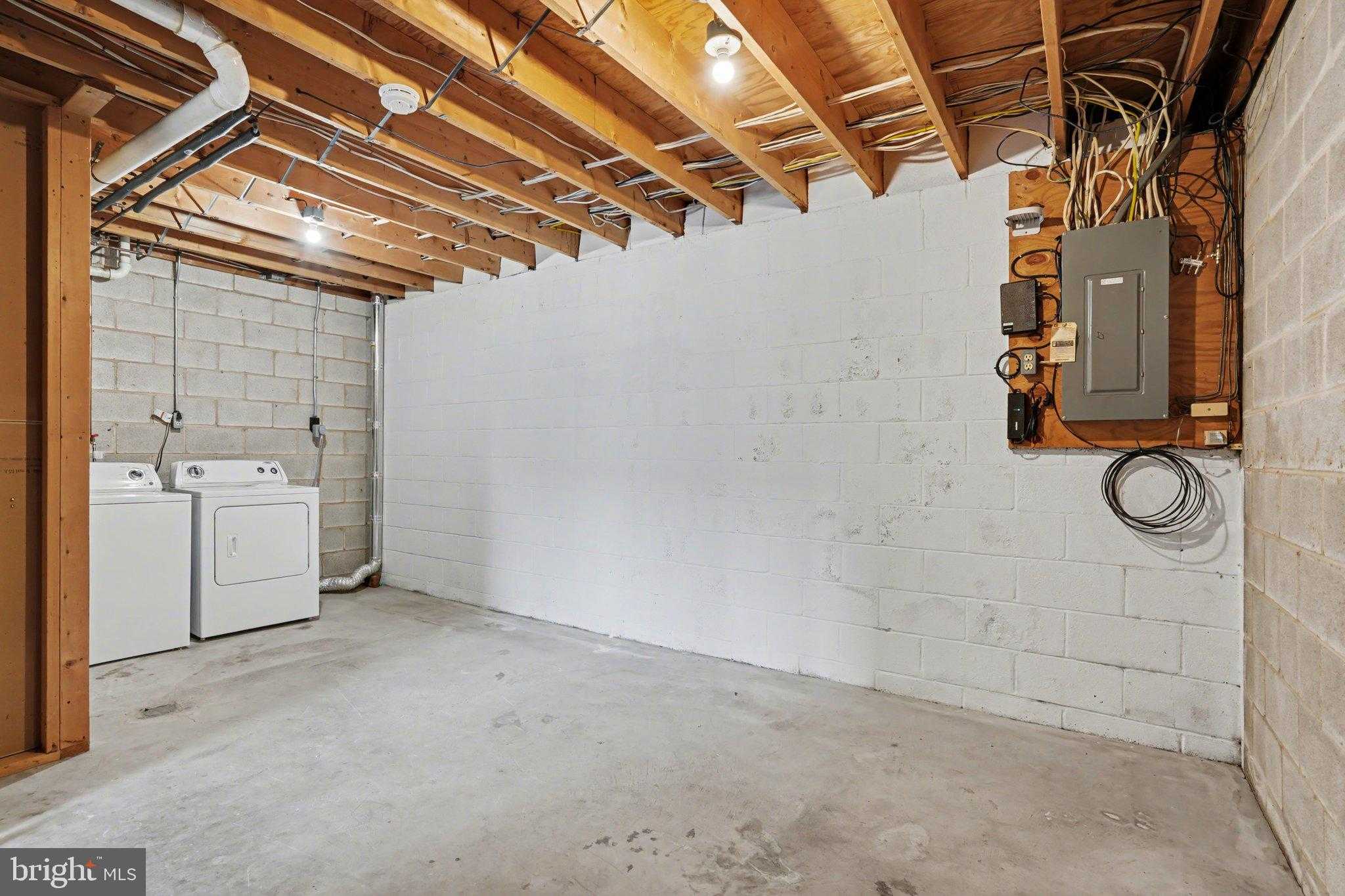 18 Dartmouth CT photo 23