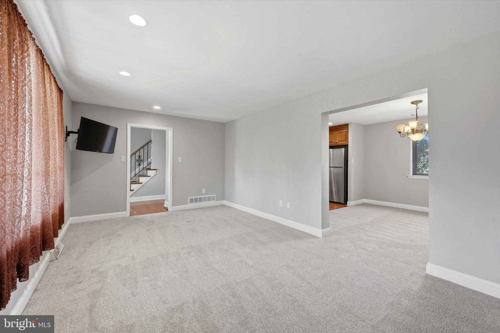 211 E Providence Rd photo 5