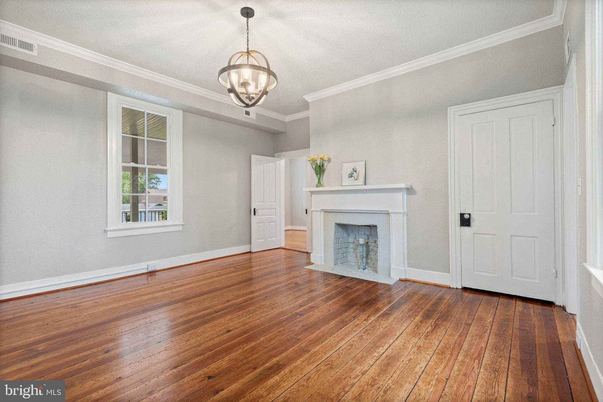 105 E Washington St photo 21