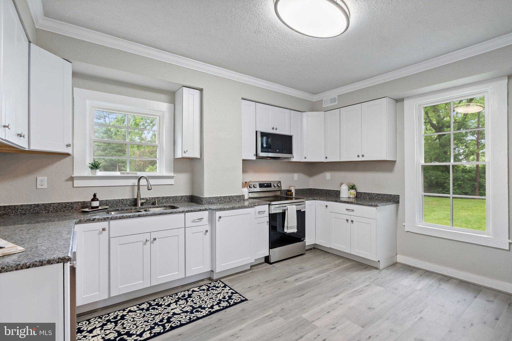 105 E Washington St photo 33