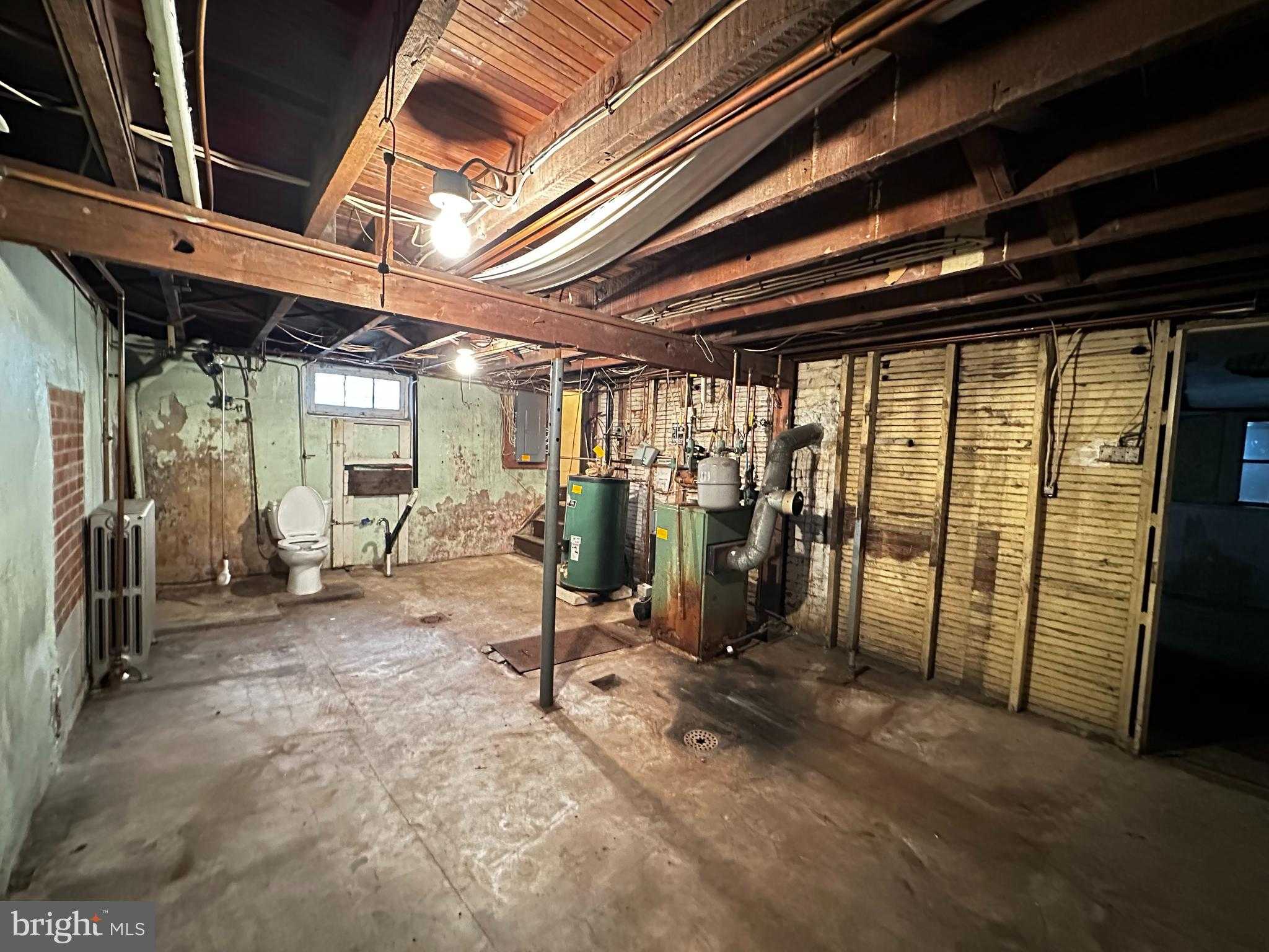 437 E Melrose St photo 24