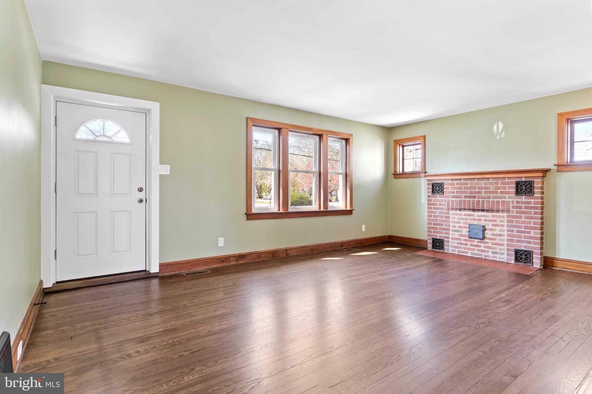 251 E Pomfret St photo 7