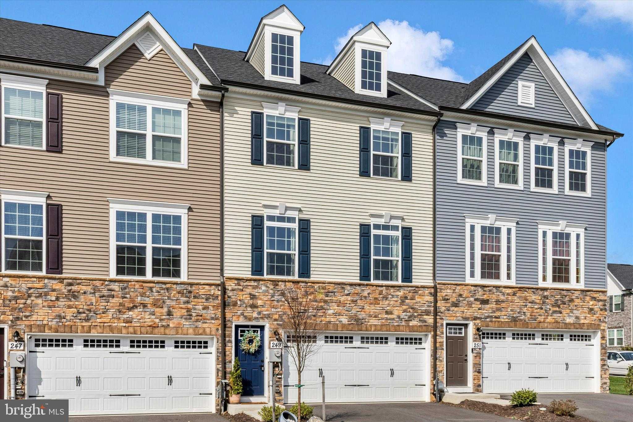 249 Edwin Rd photo 2