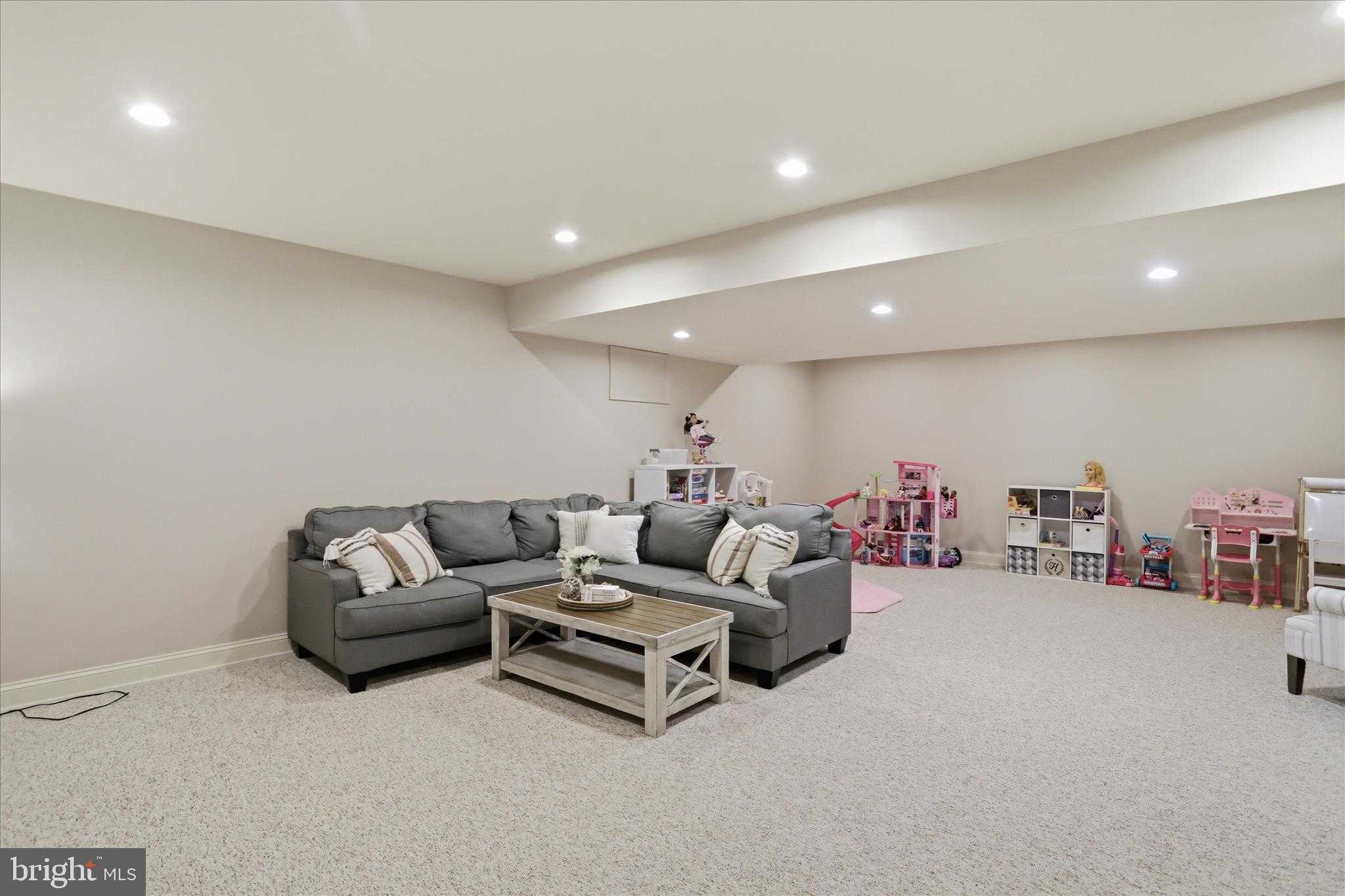 220 Montclair CT photo 34