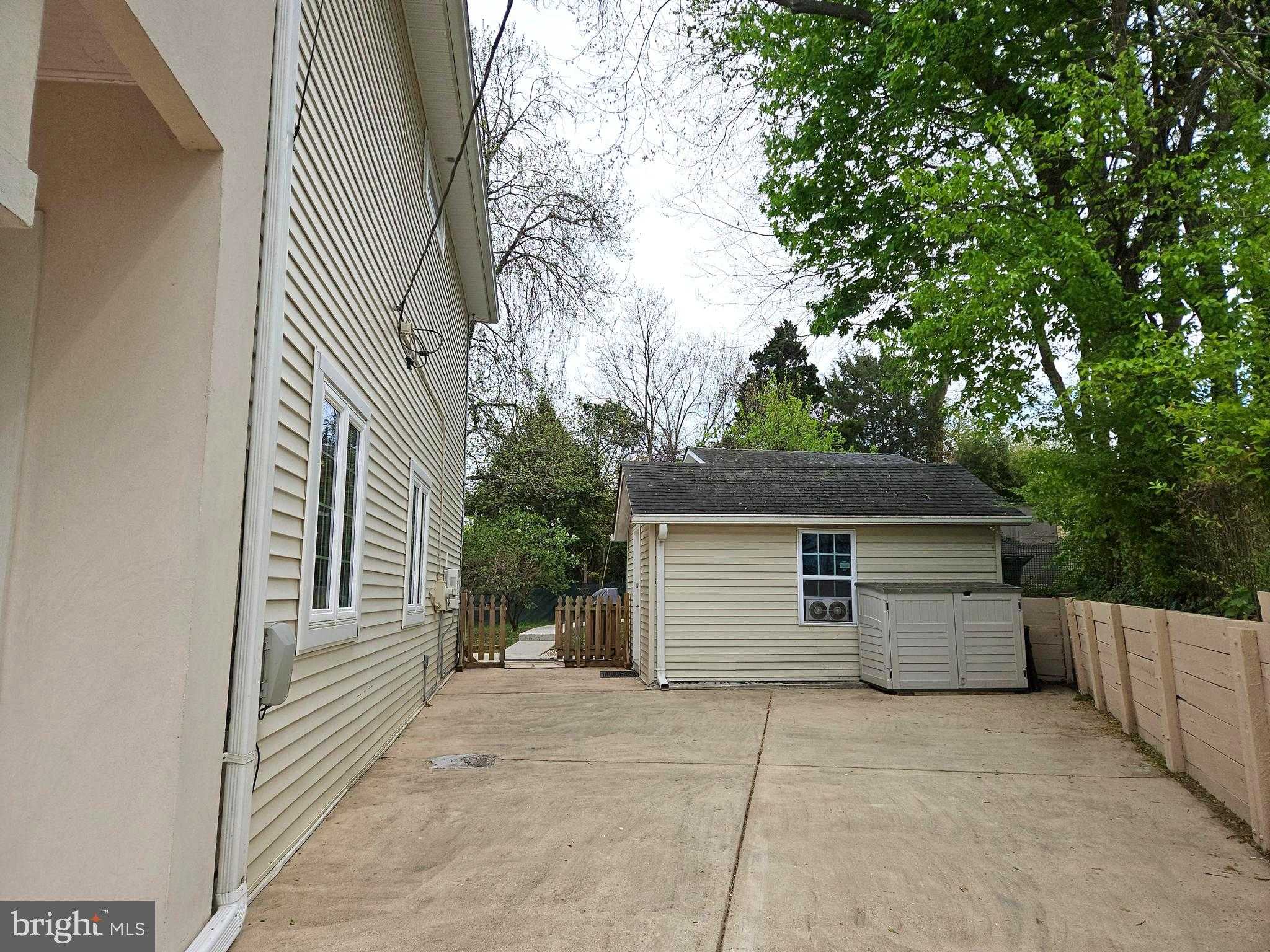 4 Burgundy CT photo 11