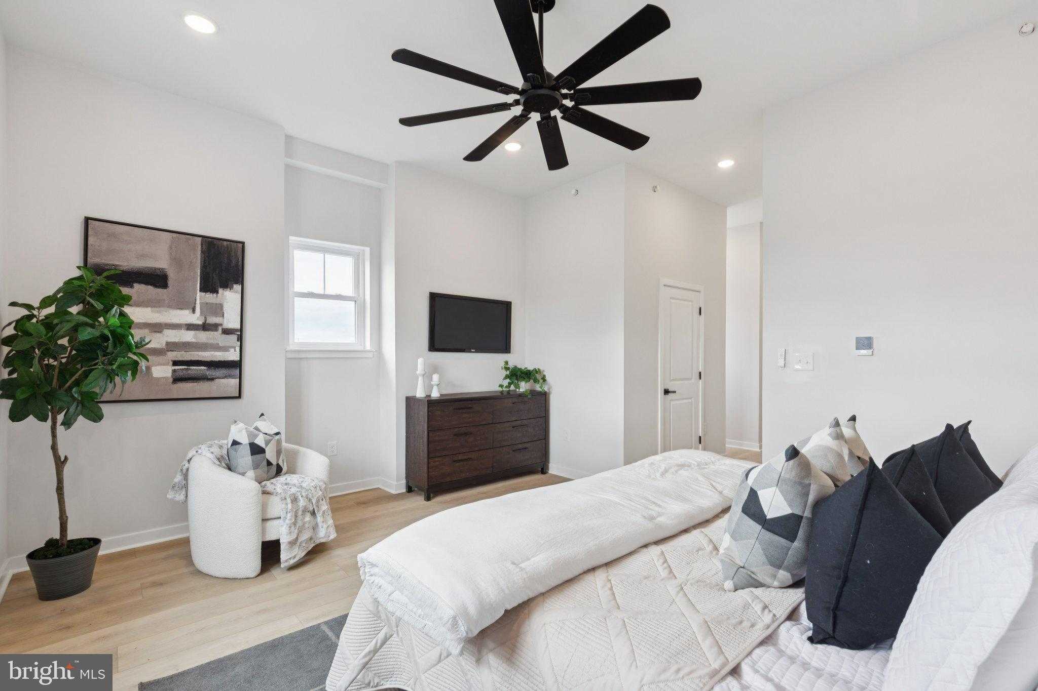 2800 Bridge St photo 26