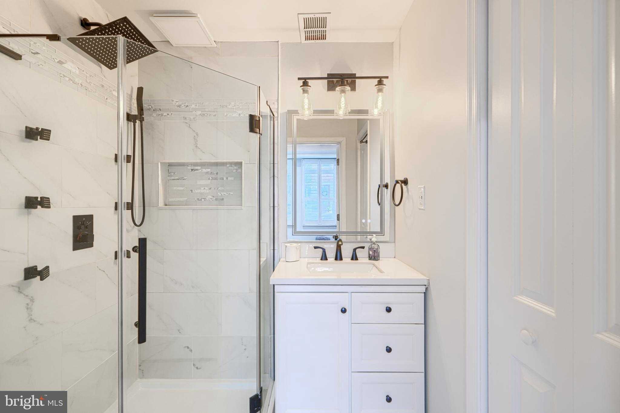 1309 Benjamin St photo 11