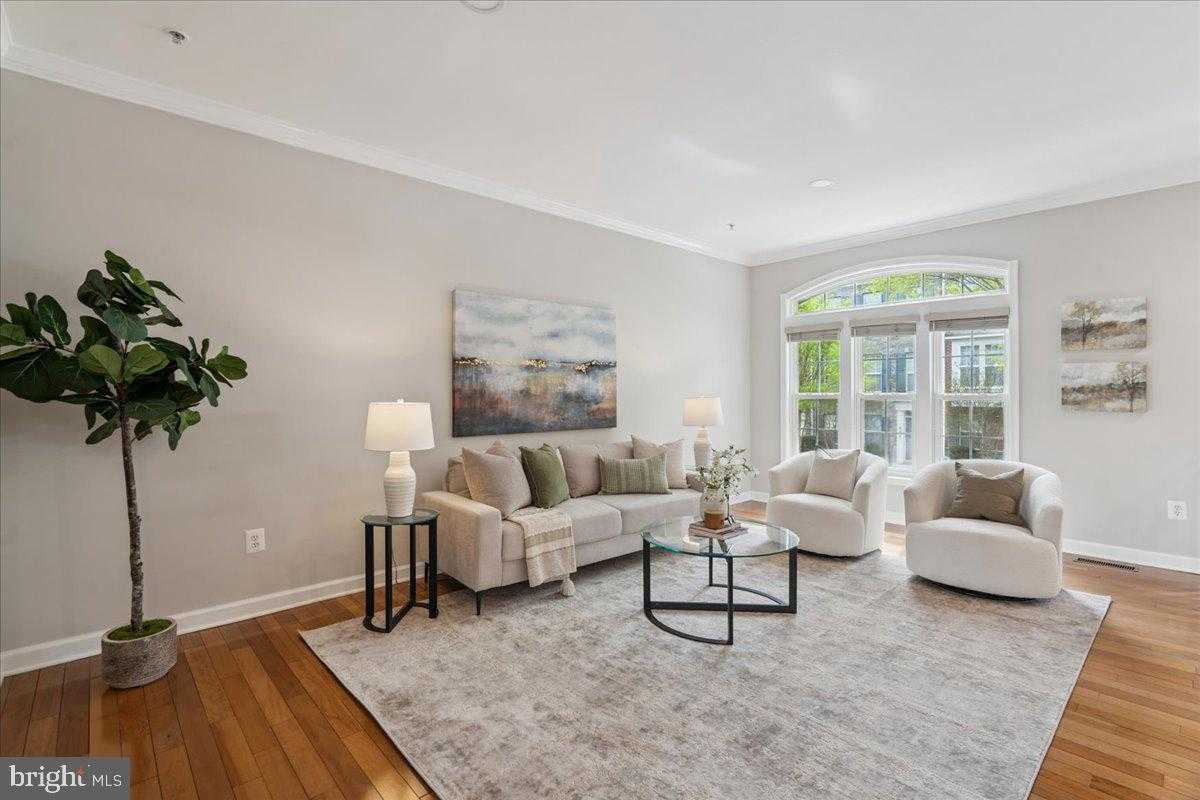 907 Crestfield Dr photo 4