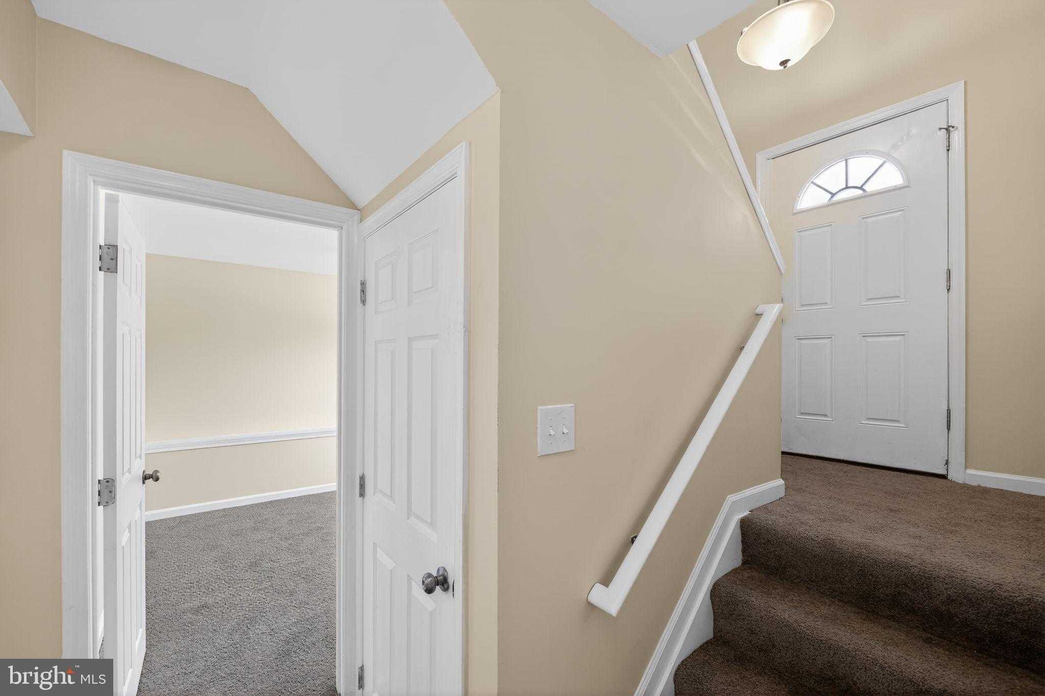 8090 Round Table CT photo 29