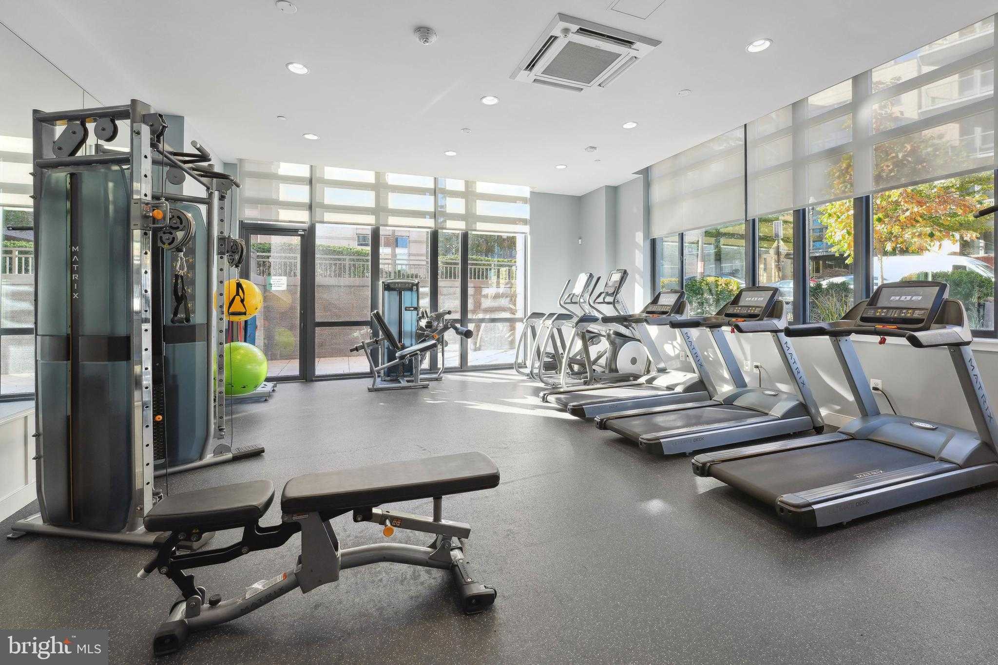 2000 Clarendon Blvd Unit 504 photo 32