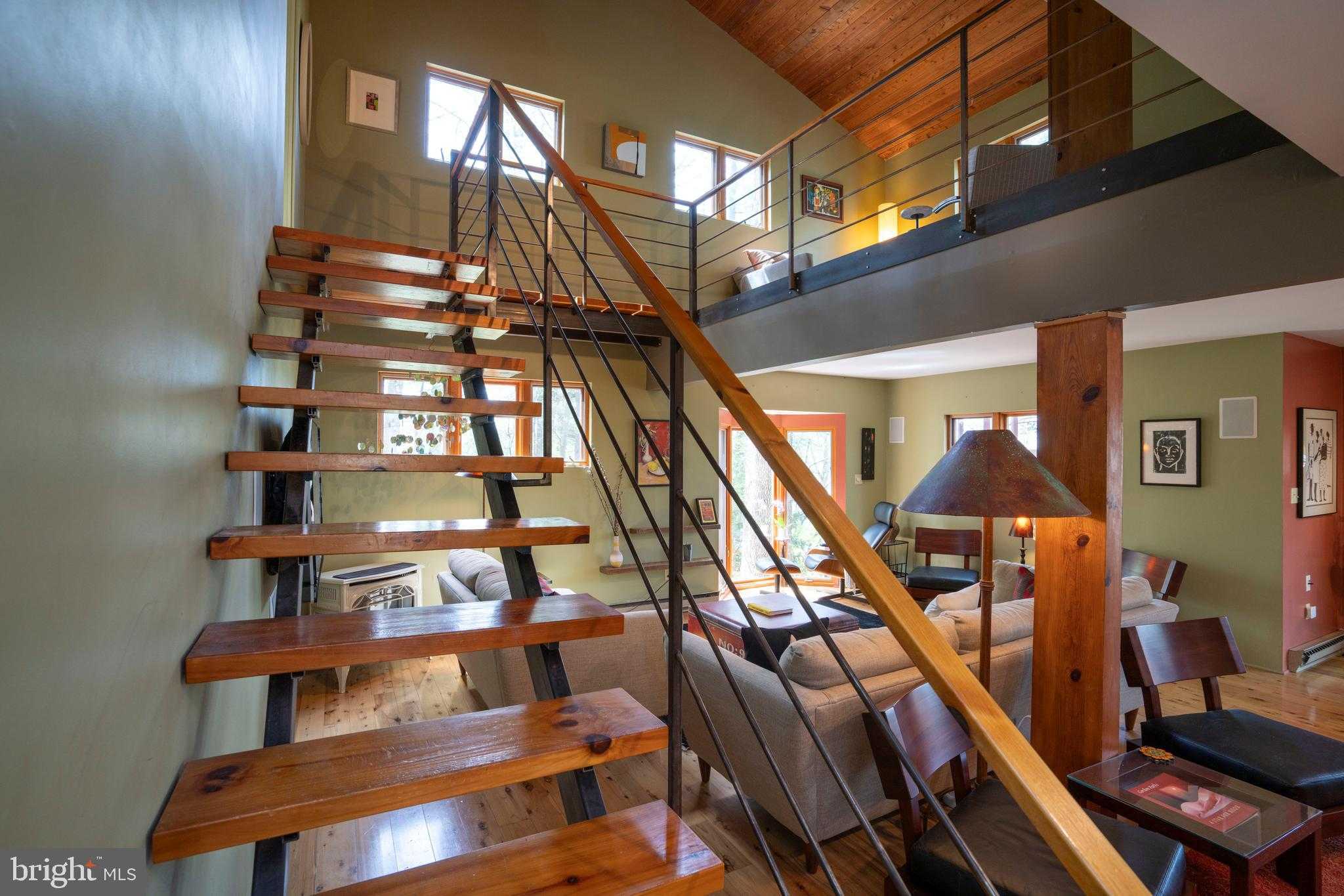 854 Thomas St photo 4