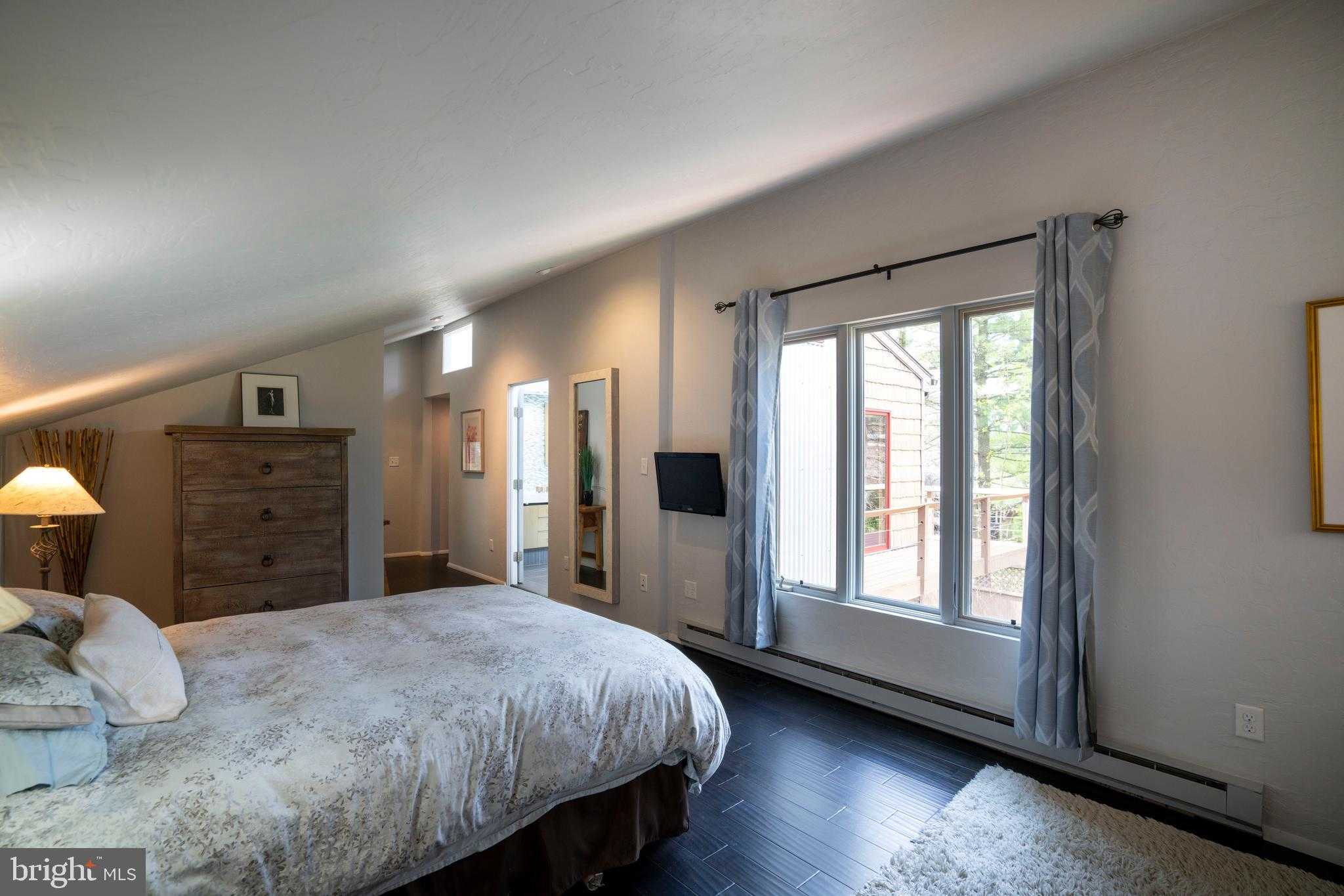 854 Thomas St photo 40