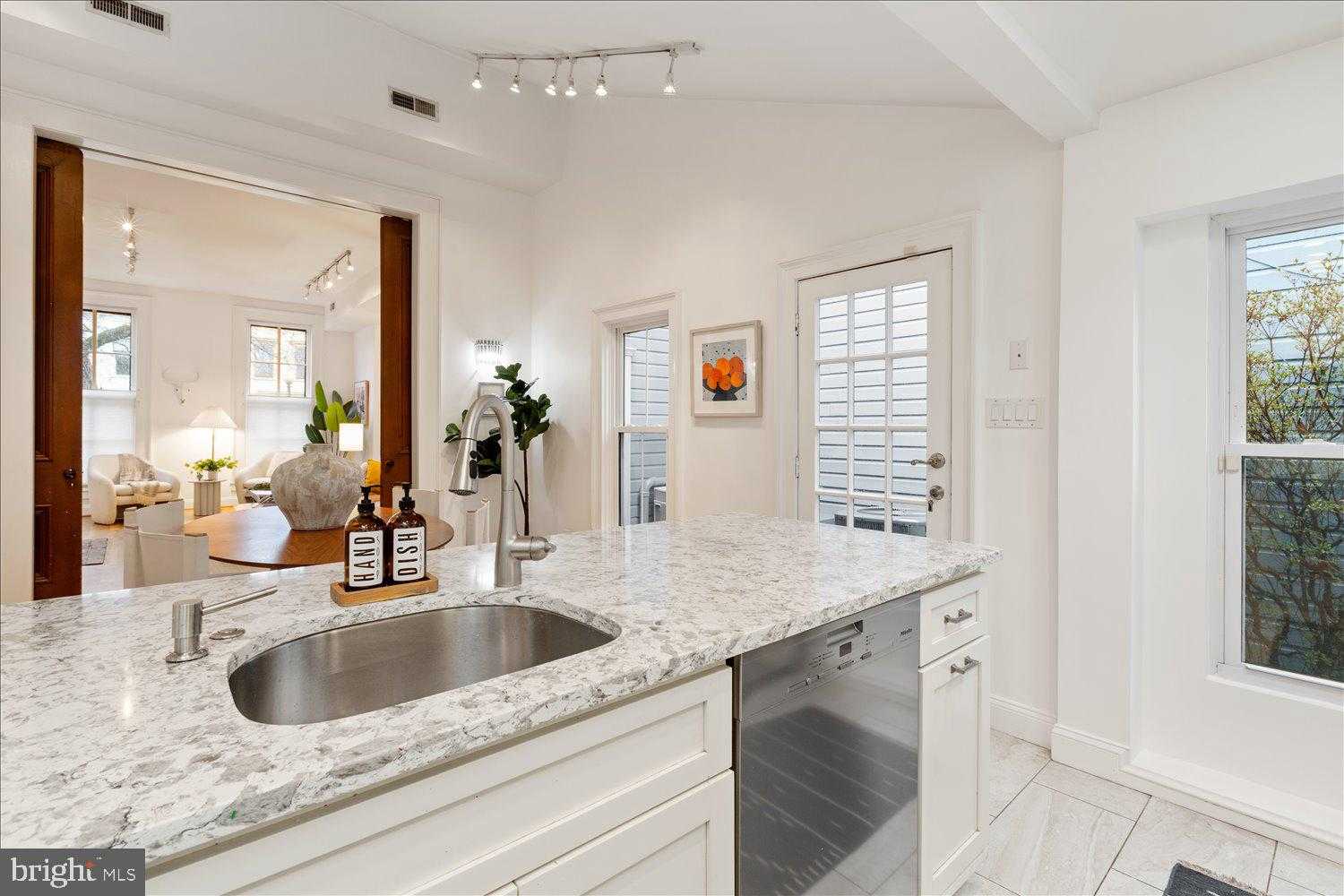 203 9th St SE photo 12