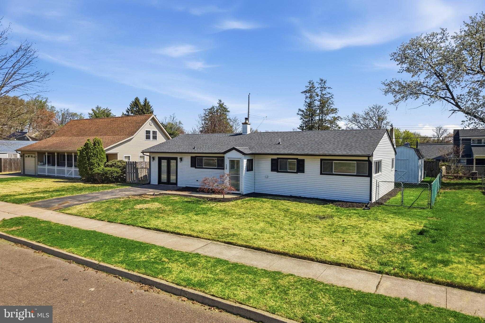 110 Deep Dale Dr E photo 2