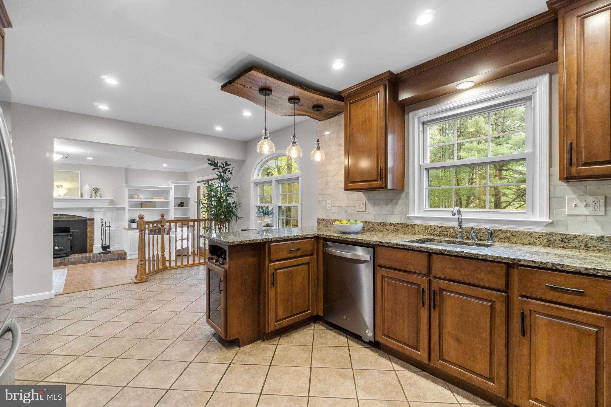 904 Caren Dr photo 12