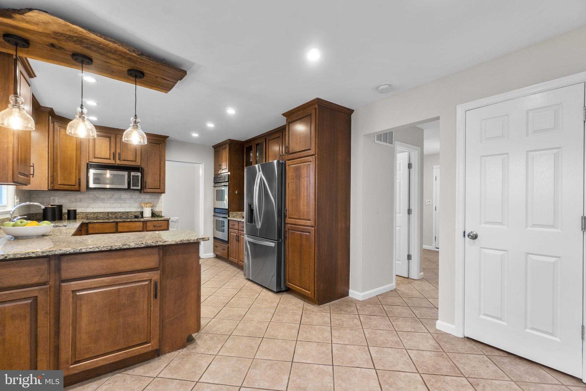 904 Caren Dr photo 14