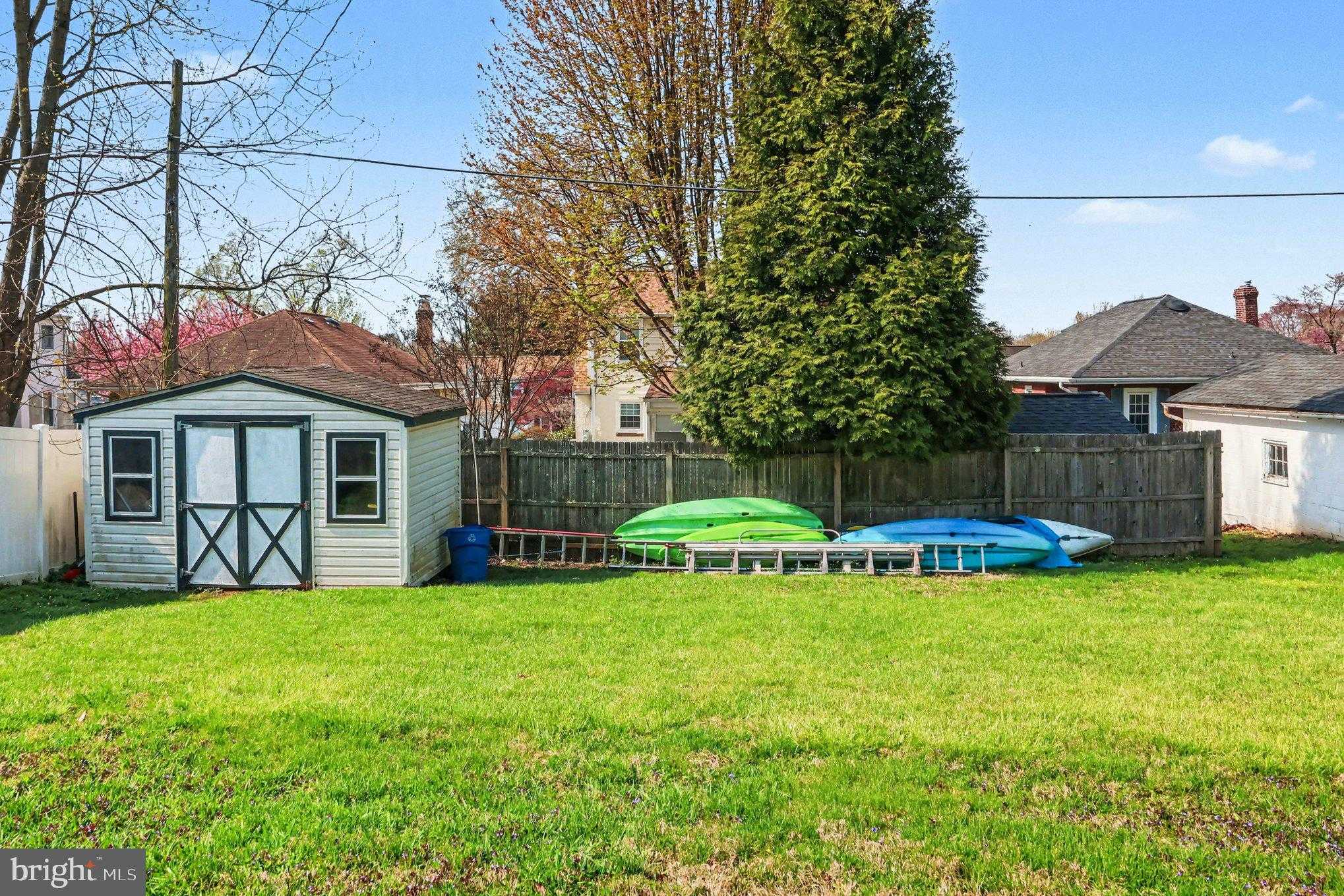 312 Woodlawn Ave photo 27