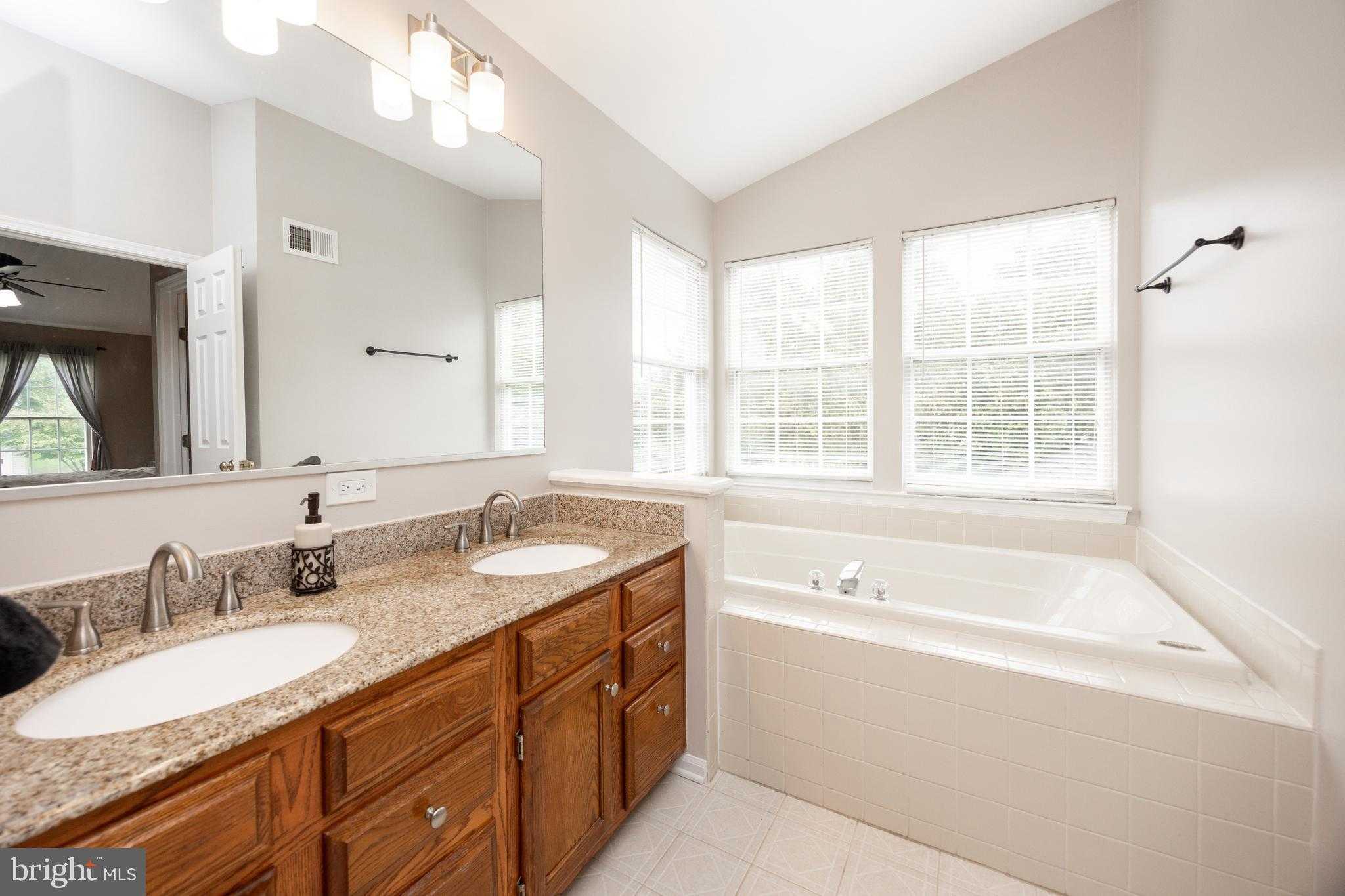 8 Balmoral Dr photo 26