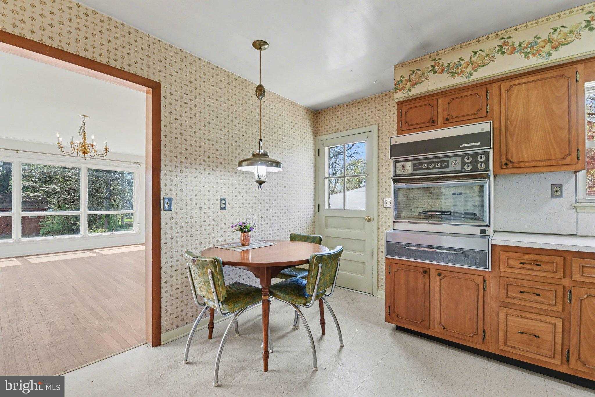 302 E Coover St photo 8