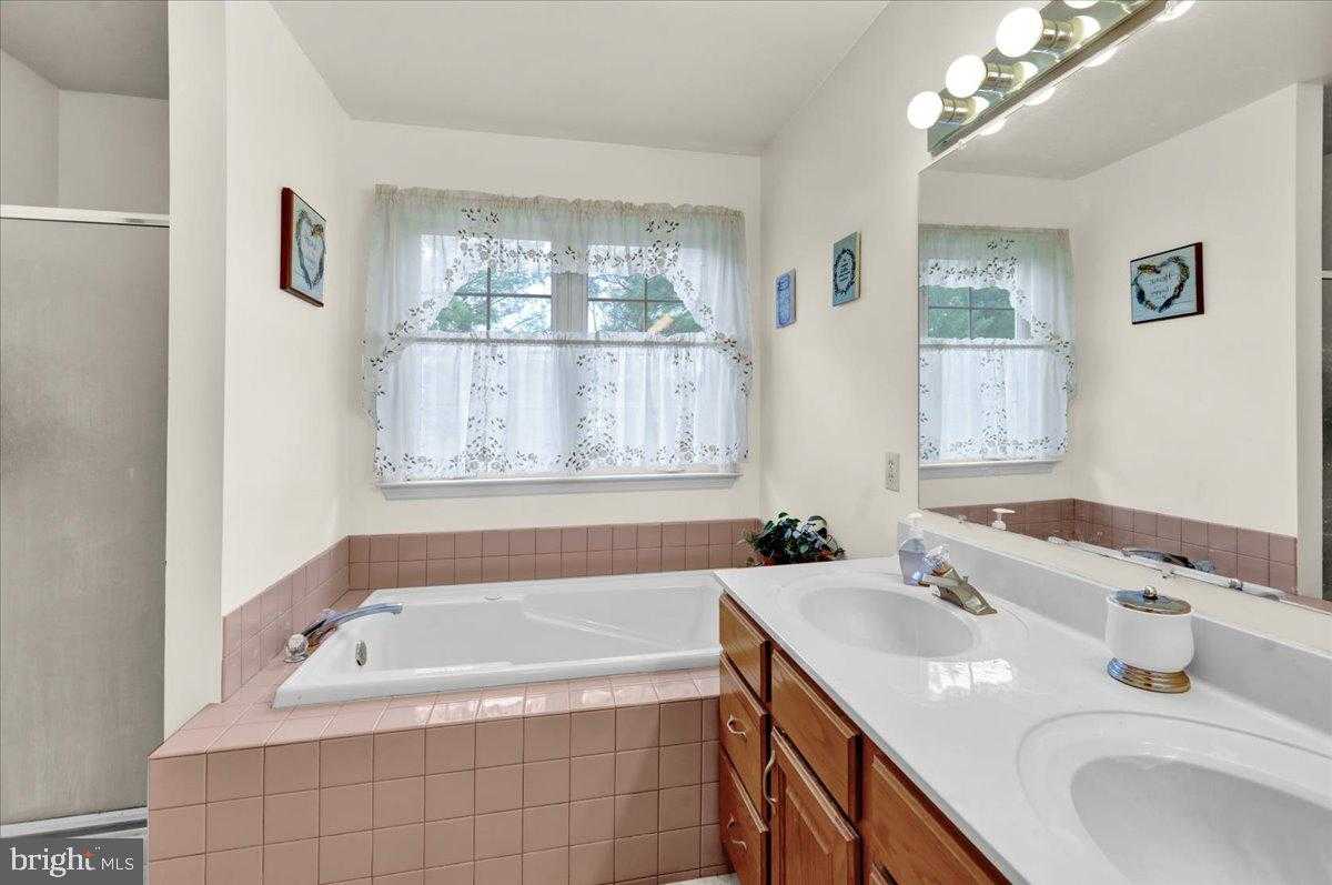 148 Wellington CT photo 16