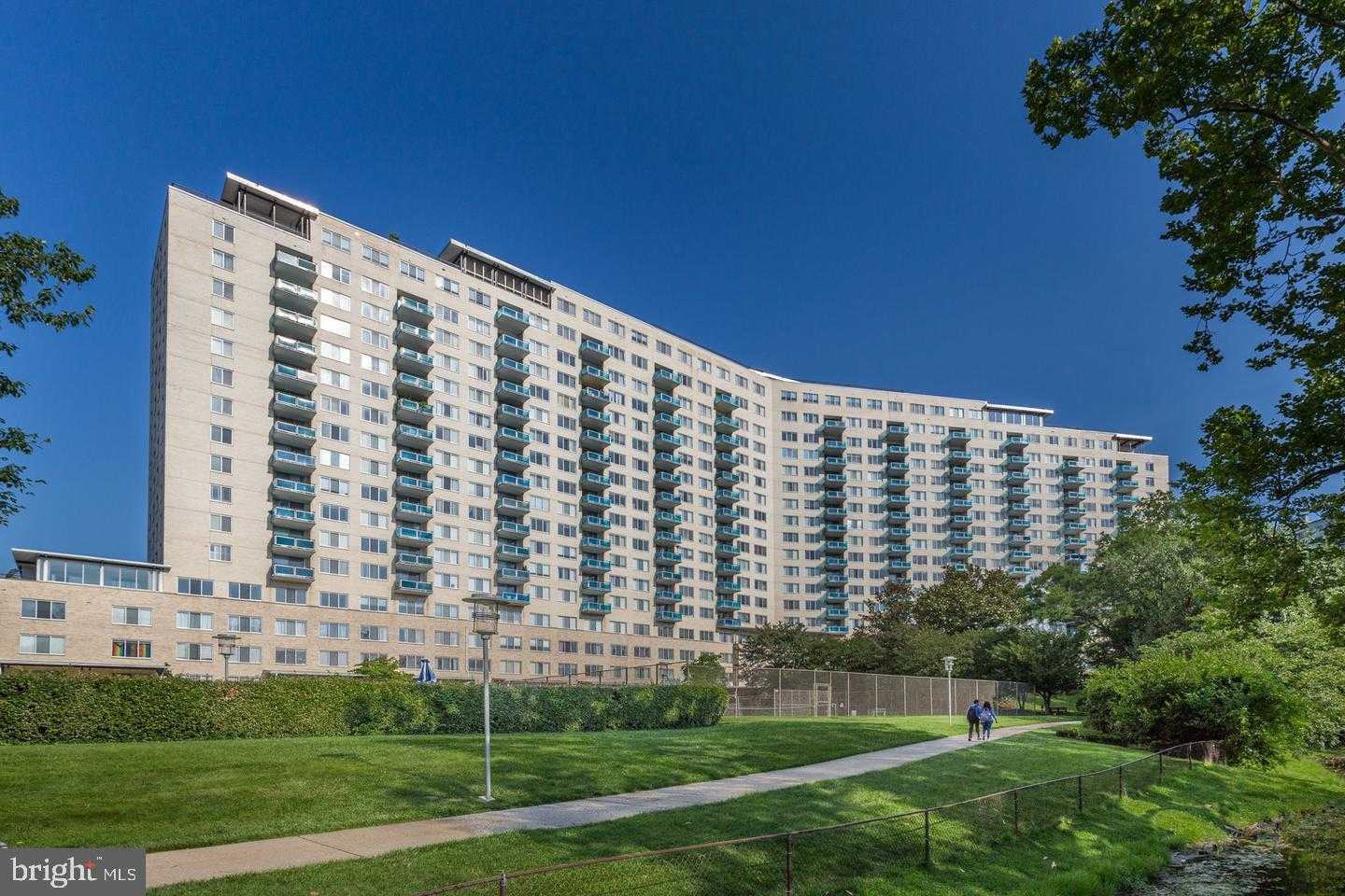 10401 Grosvenor Pl Apt 1128 photo 3