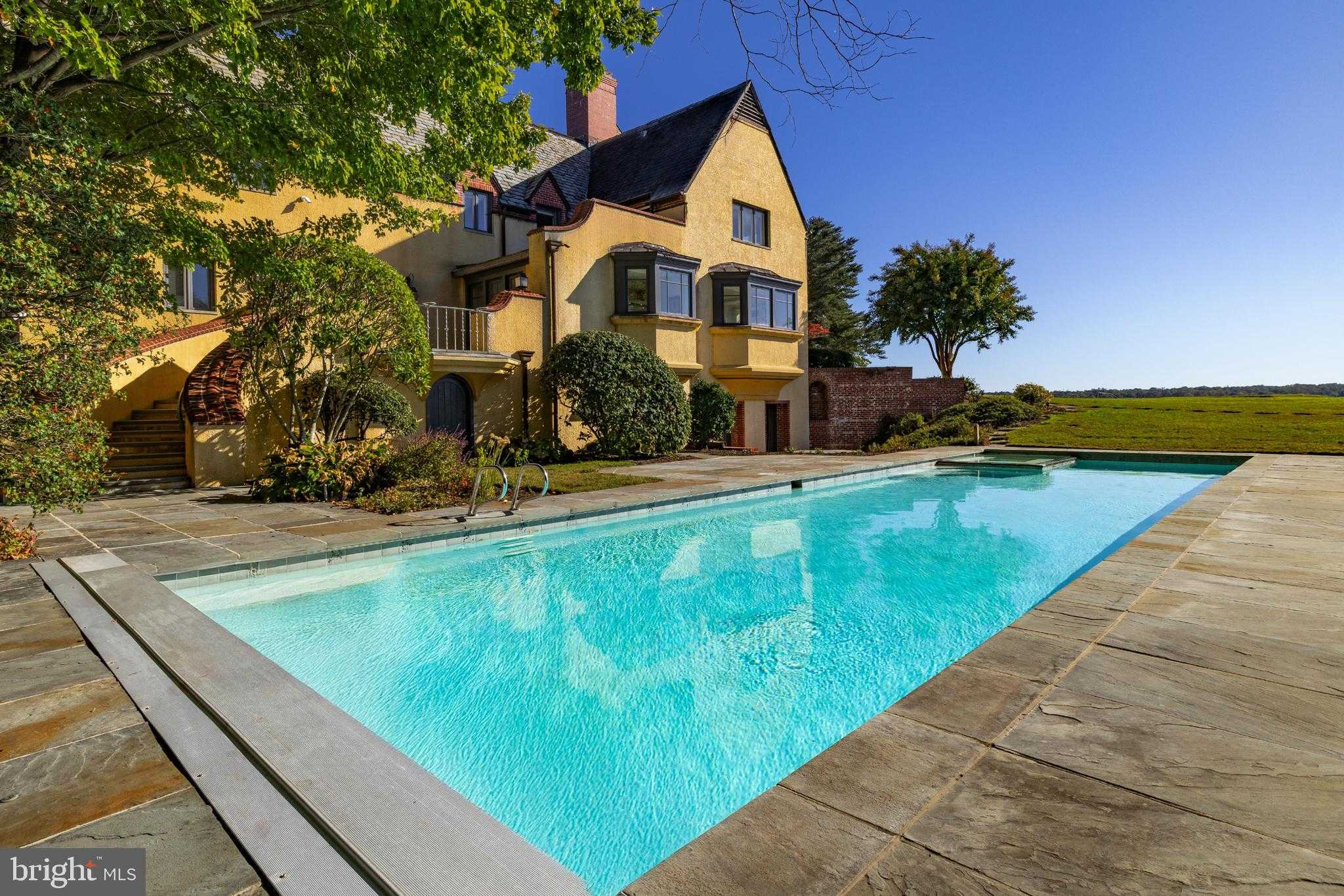 622 Magothy Rd photo 8