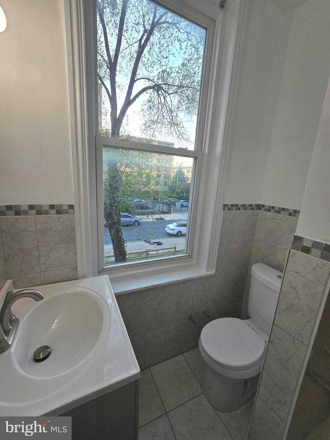 1513 W Tioga St photo 27