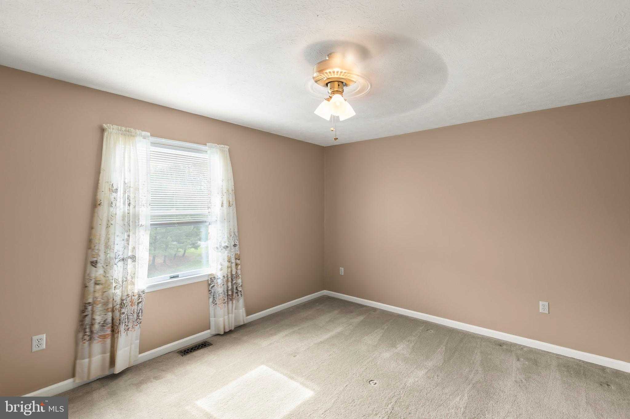 105 Lakewood Dr photo 11