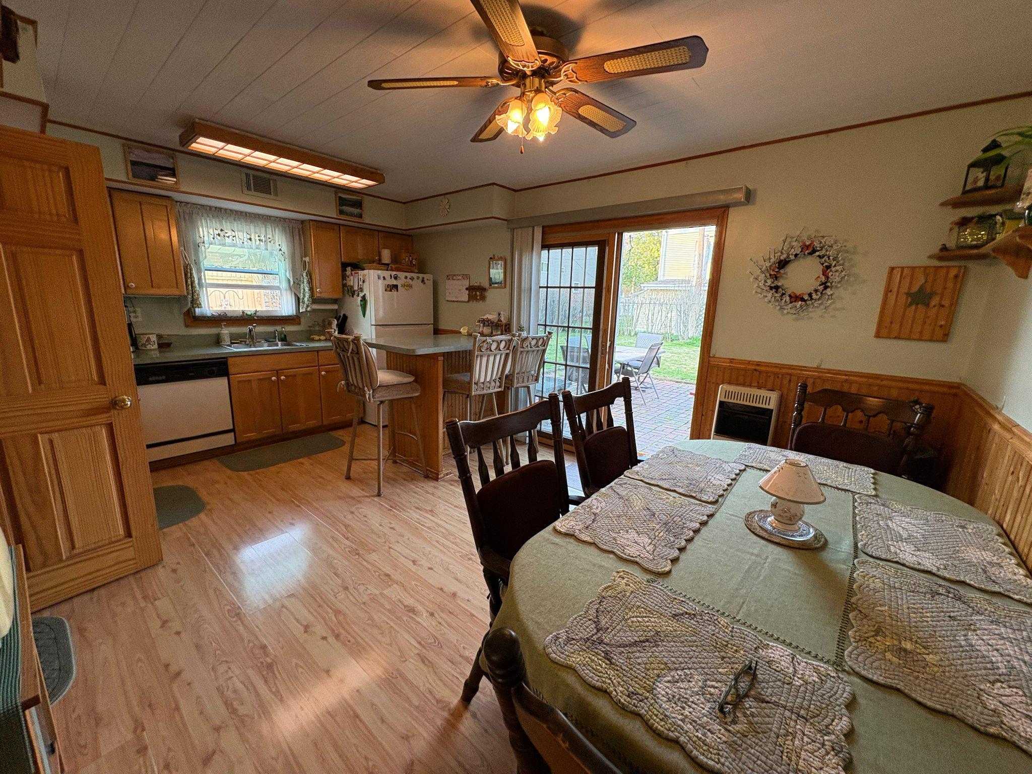 1045 Foster St photo 9