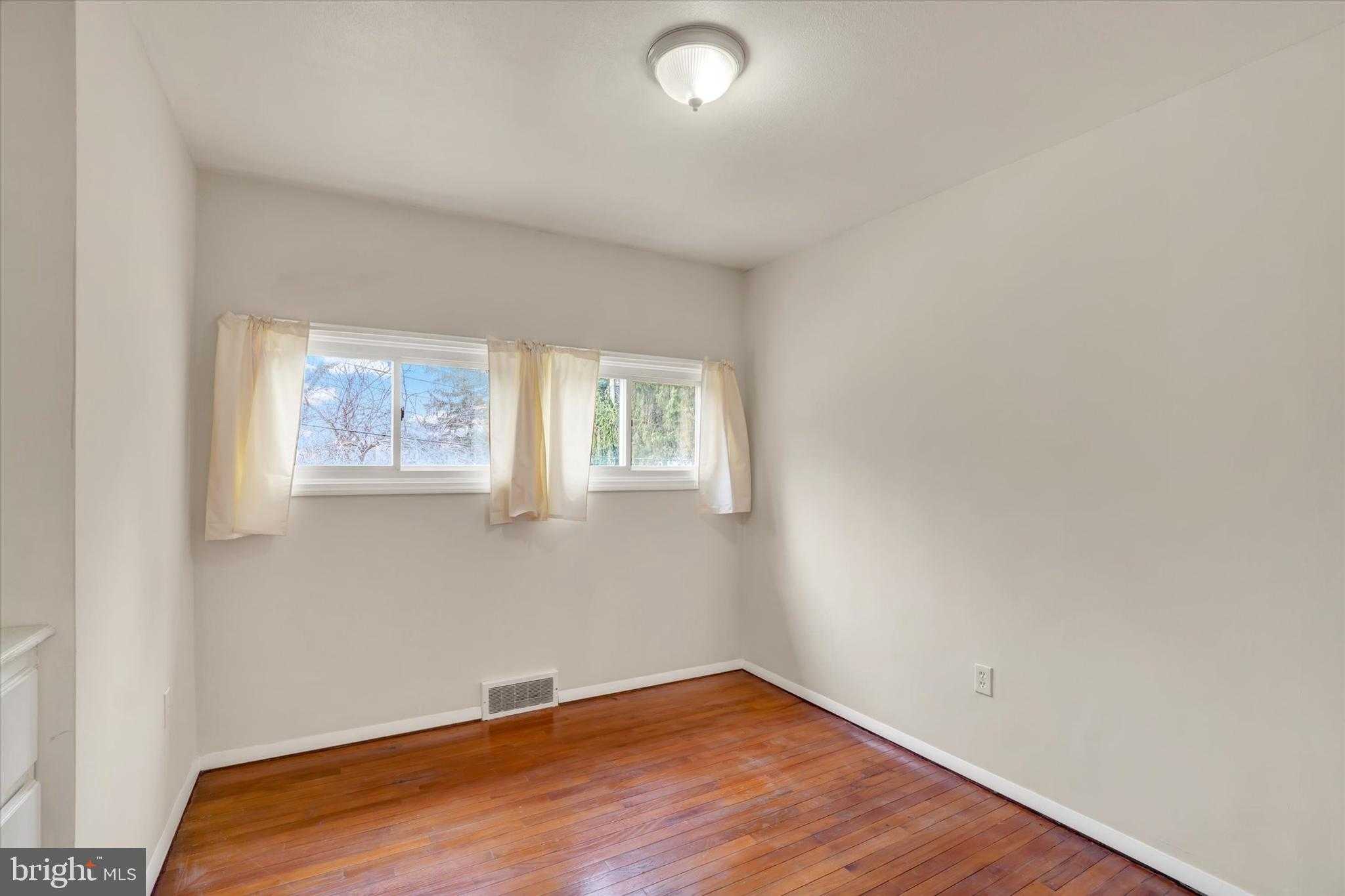 310 Herman St photo 16