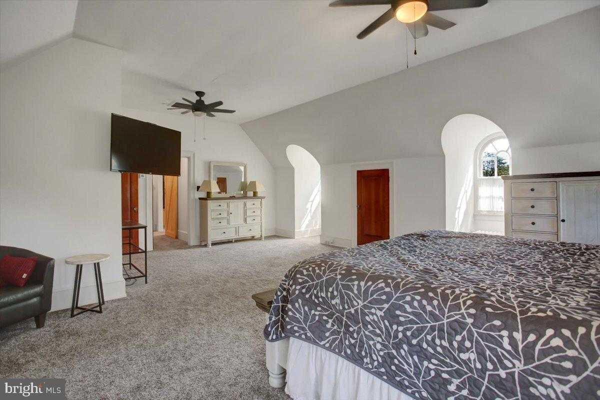 307 W King St photo 41