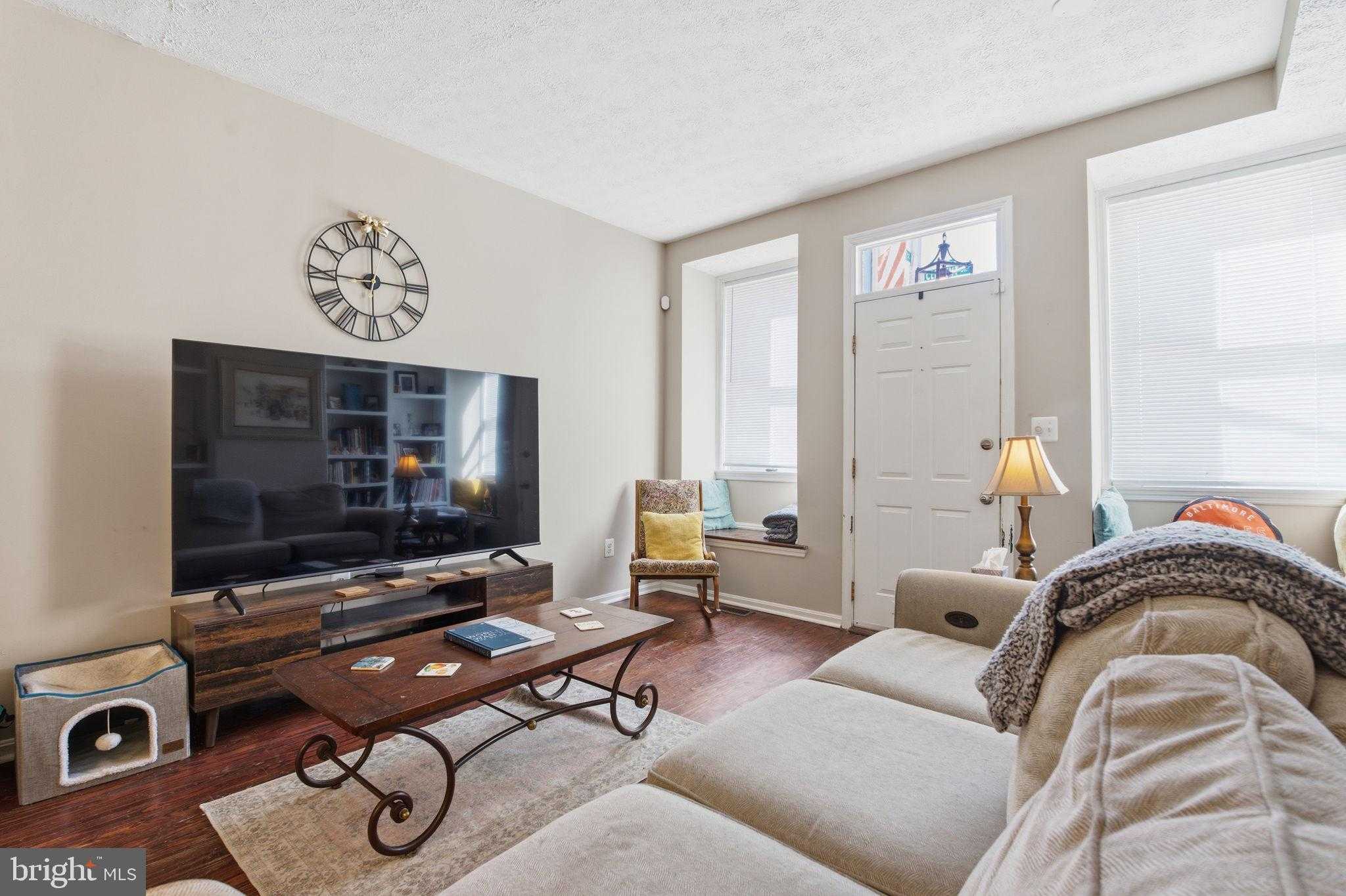 116 W Clement St photo 3