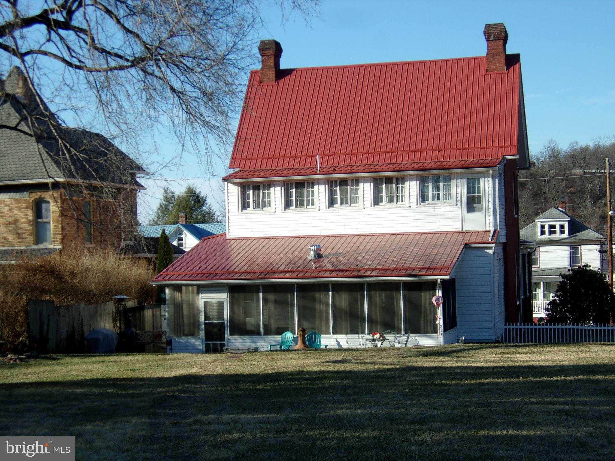 314 E Penn St photo 4