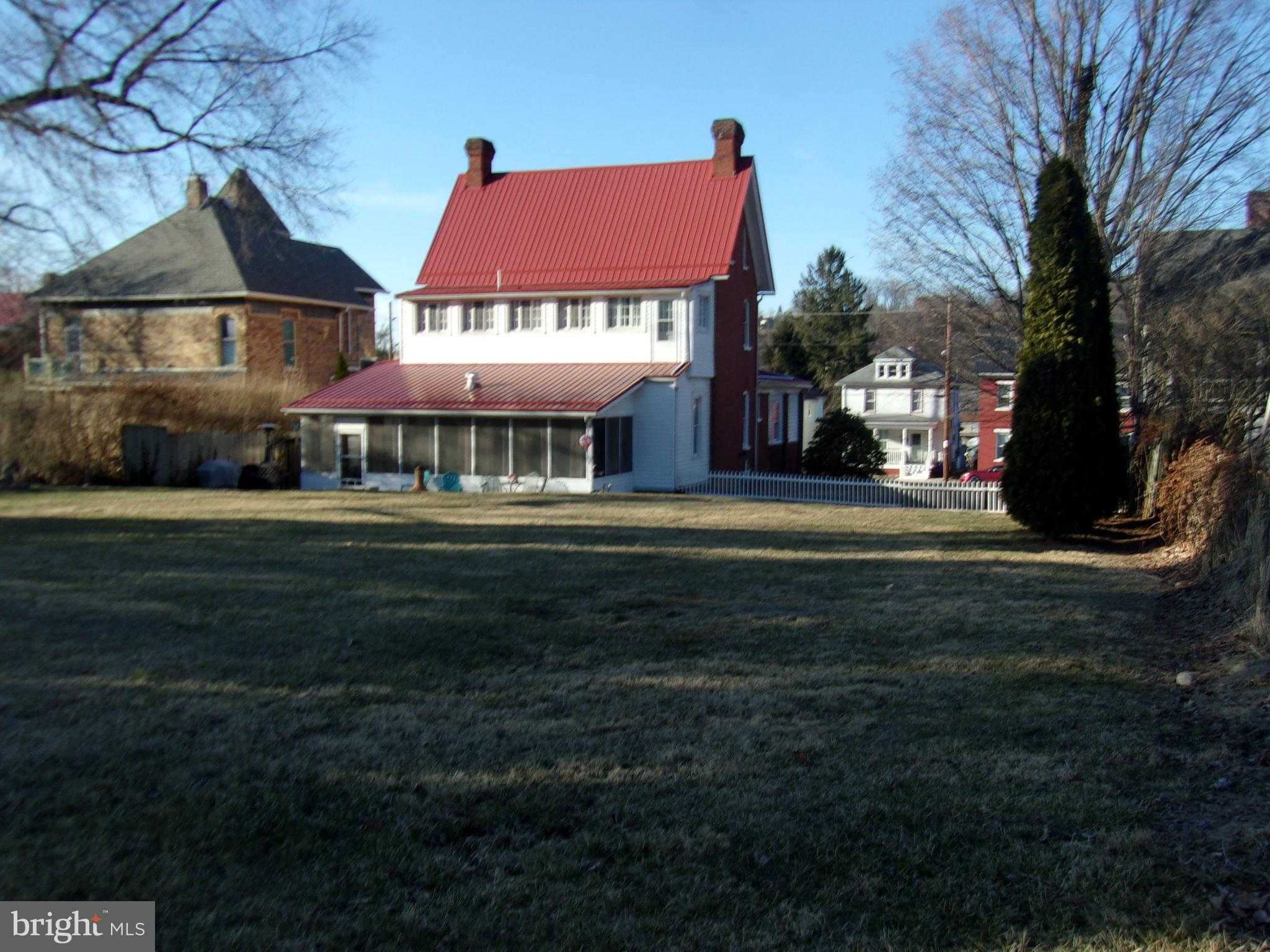 314 E Penn St photo 73