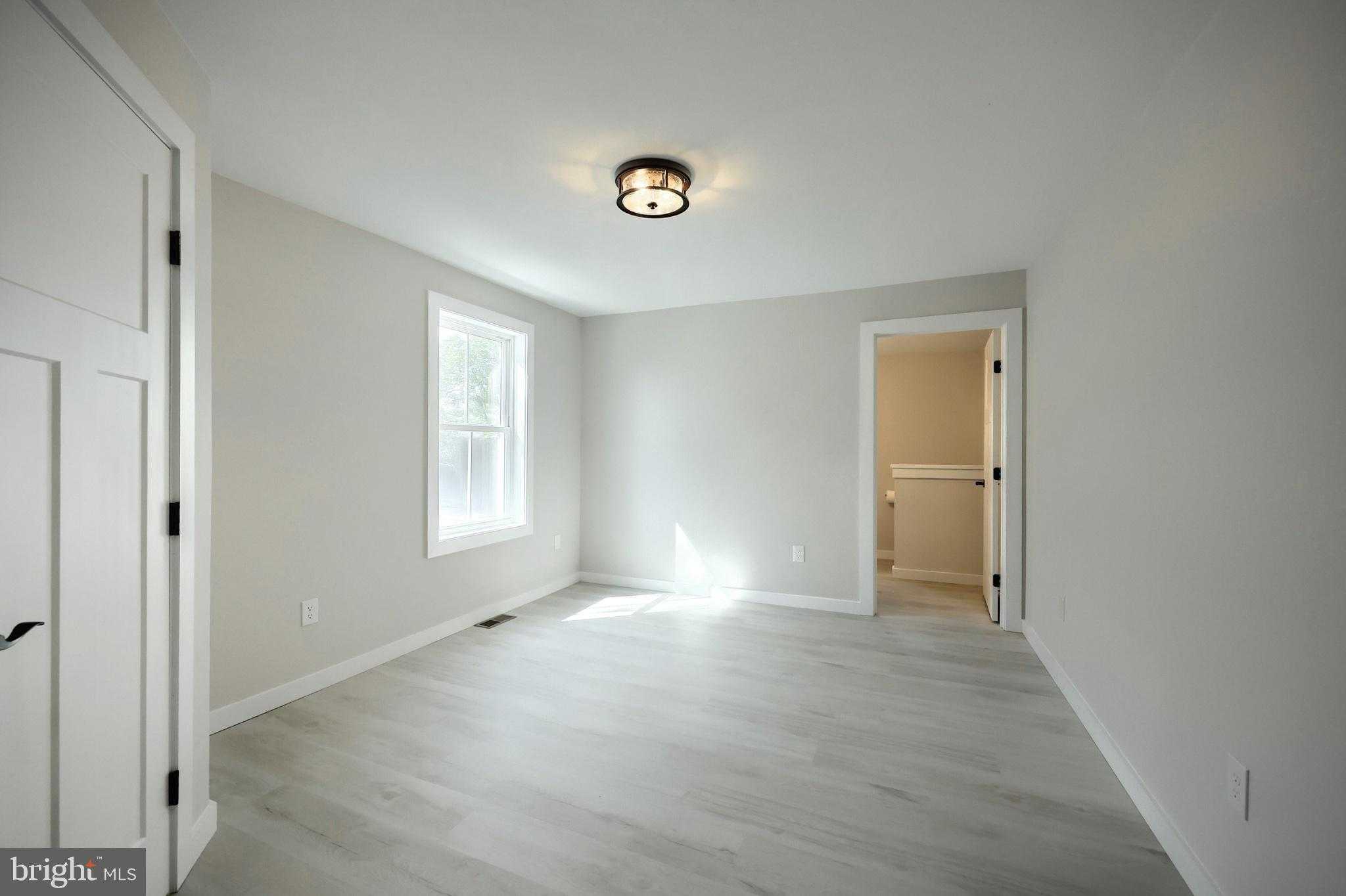 140 Boundary Ave photo 35