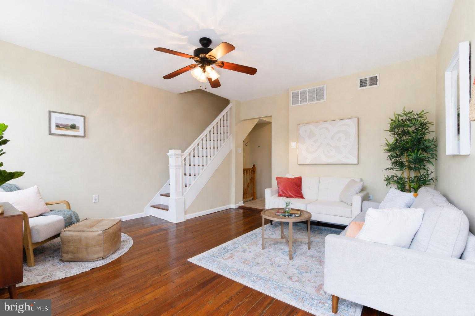 2623 E Hagert St photo 5