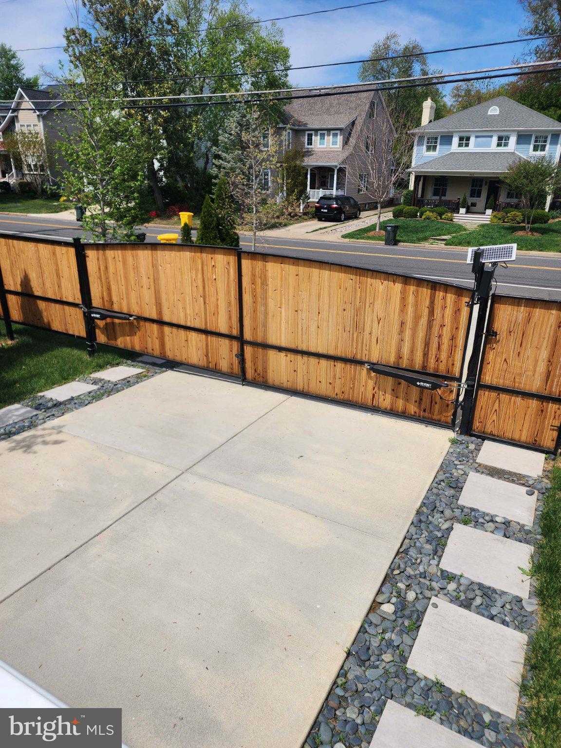 309 N Spring St photo 5