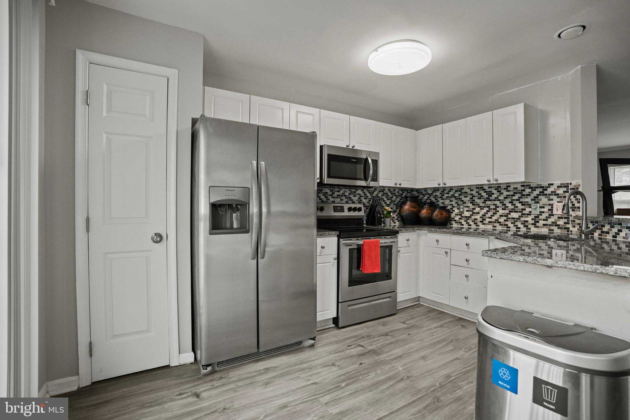 3915 Red Deer Cir photo 9