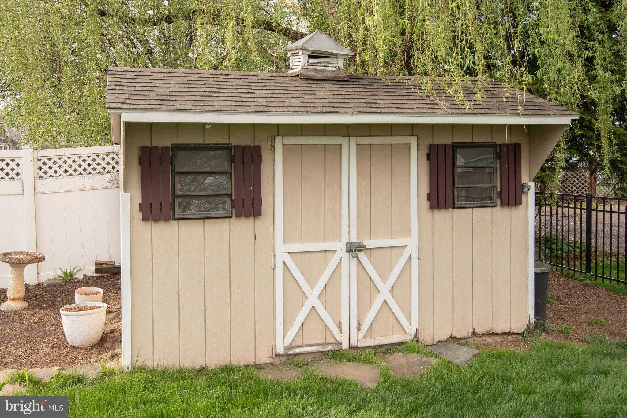 629 York Ave photo 35